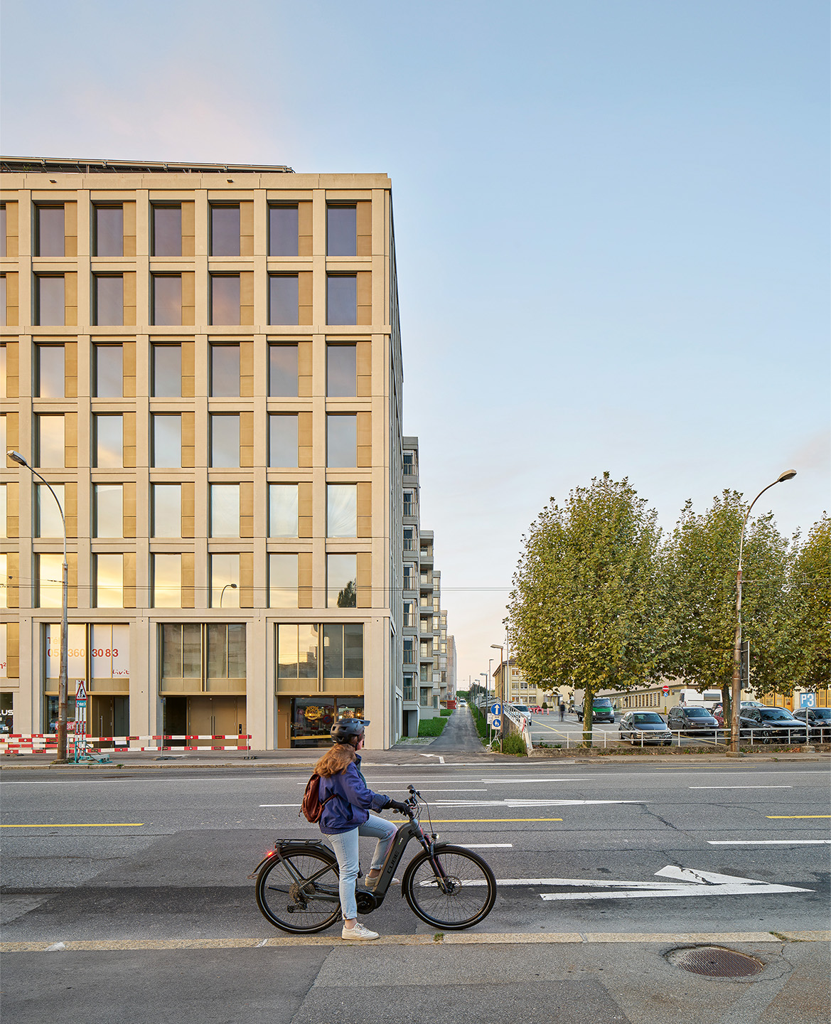 Depuis le boulevard des Plaines-du-Loup, la tête du bâtiment de l’investisseur SwissLife articule le début du quartier.