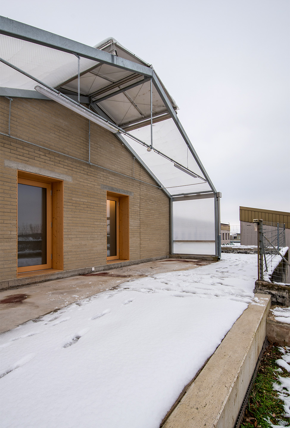 Le pavillon administratif est construit avec des matériaux biosourcés (bois, paille et terre crue).