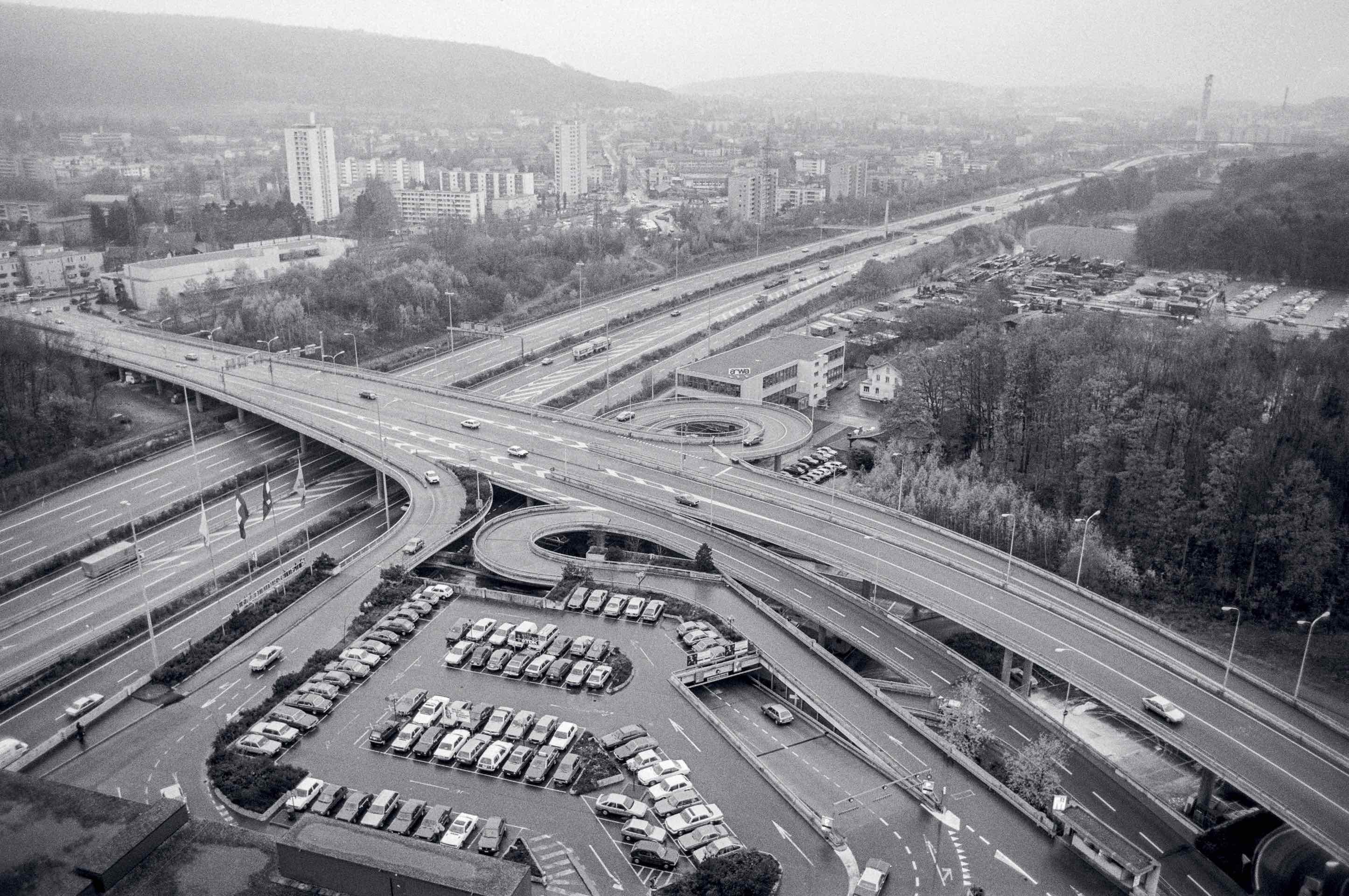 Zurich, limite de la ville avec Wallisellen, pont sur l’autoroute A1 près du centre commercial Glattzentrum, 1984