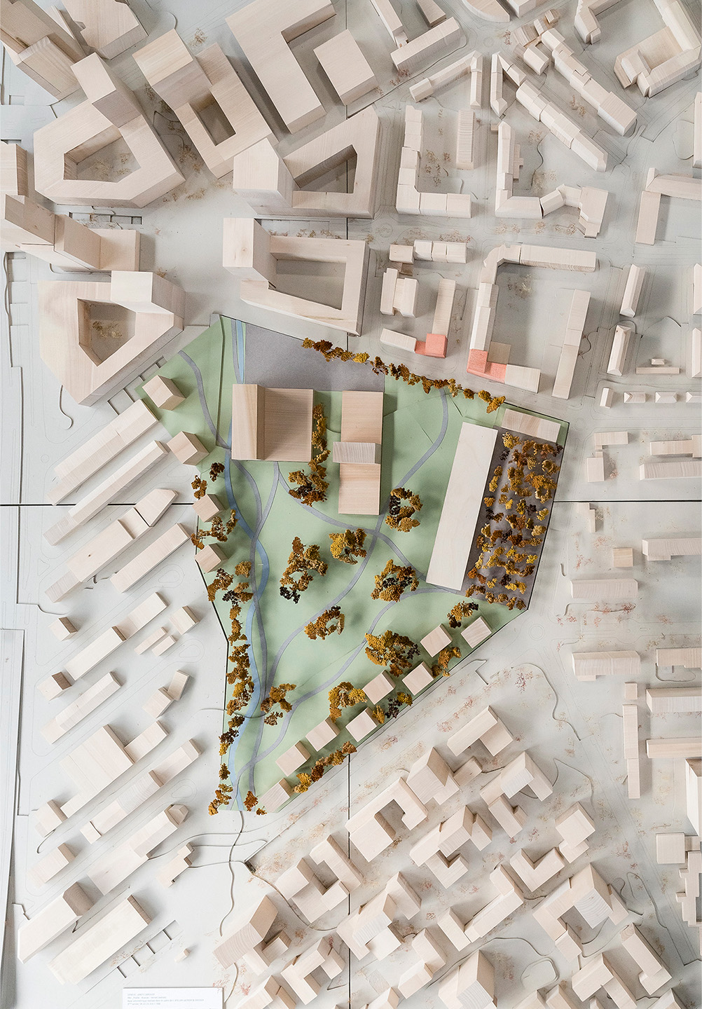 Maquette de site, hypothèse de projet par Christian Dupraz. Les édifices ont été choisis pour leur position en lisière du futur Grand Parc, qui ré-articulera les surfaces aujourd’hui occupées par une vaste zone commerciale et infrastructurelle.