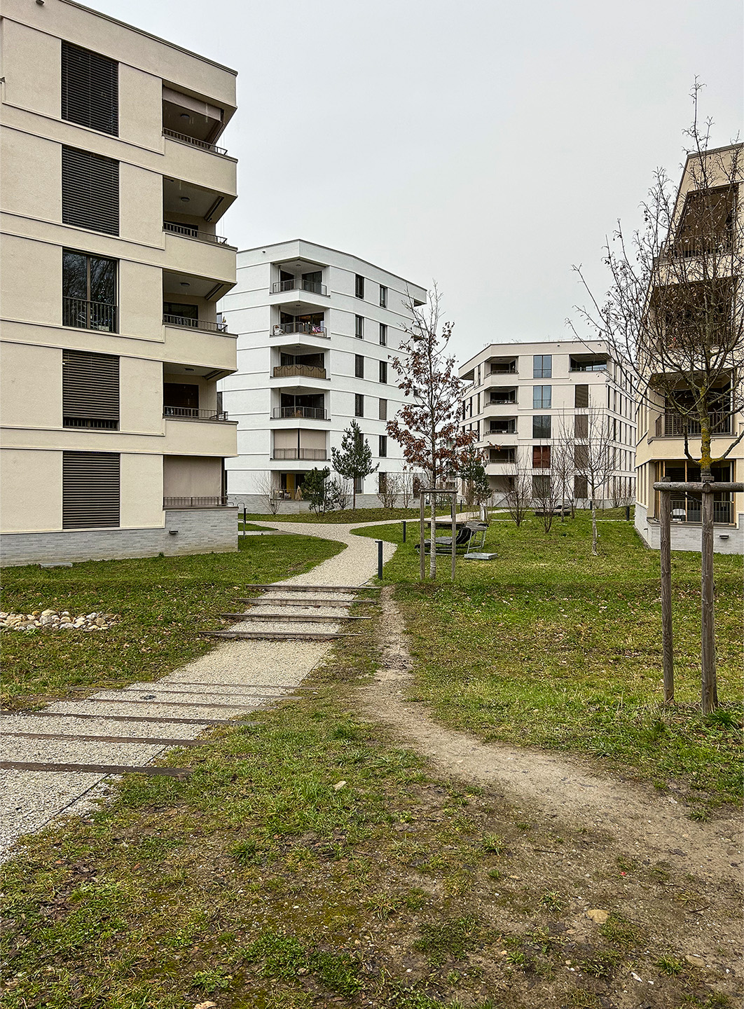 Les immeubles «Les Moulins» réalisés dans la première phase. Toutes les surfaces extérieures sont perméables.