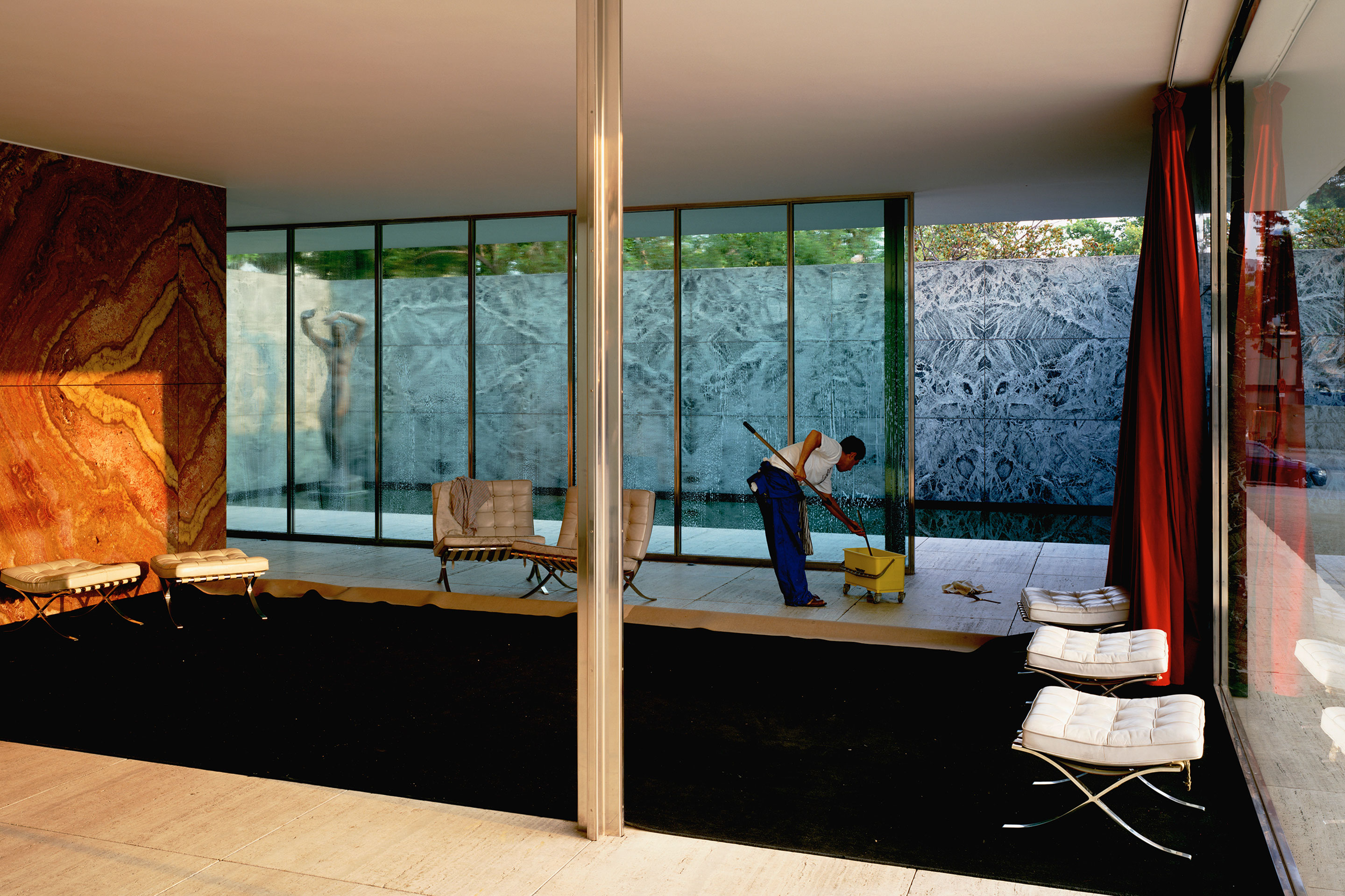 Jeff-Wall-Morning-Cleaning-fondation-beyeler-teaser