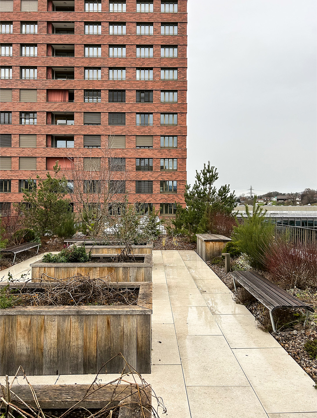 Dans la première phase, une tour de 14 étages est réalisée. La typologie ne contredit pas les prérequis SEED dans la mesure où les fondations sont peu profondes. Le volume est tenu par un bâtiment sur cour dont la toiture est exploitée en terrasse avec bacs potagers collectifs.