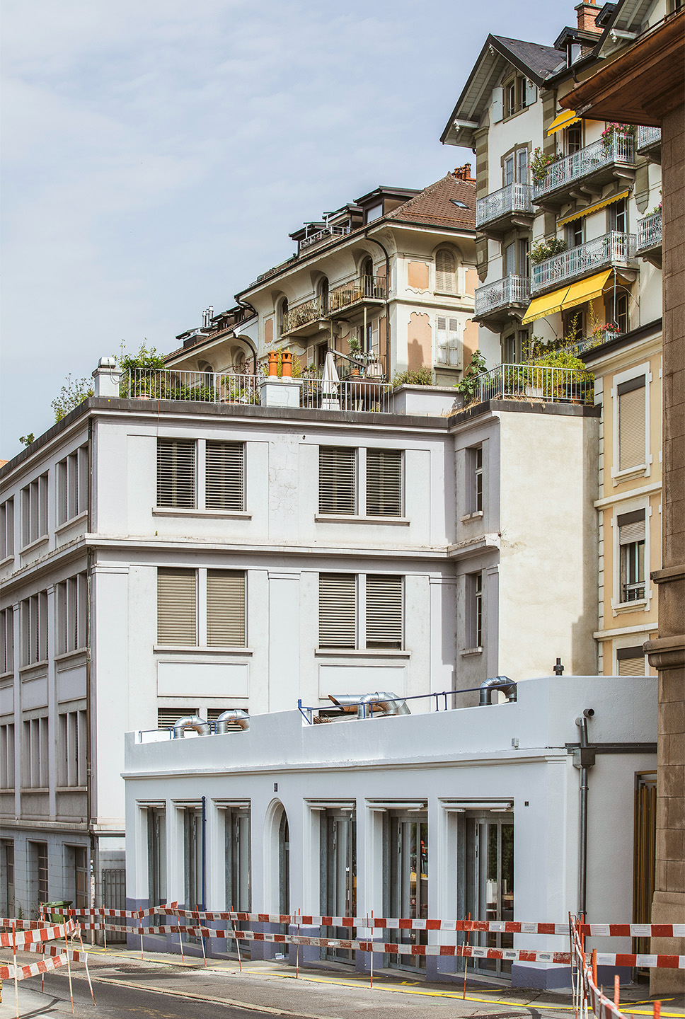 Le long de la rue de Genève, aujourd’hui éventrée par les travaux du tram, s’élève un petit édifice qui doit sa survie à une servitude de passage. Garage autrefois, il est aujourd’hui école de musique.