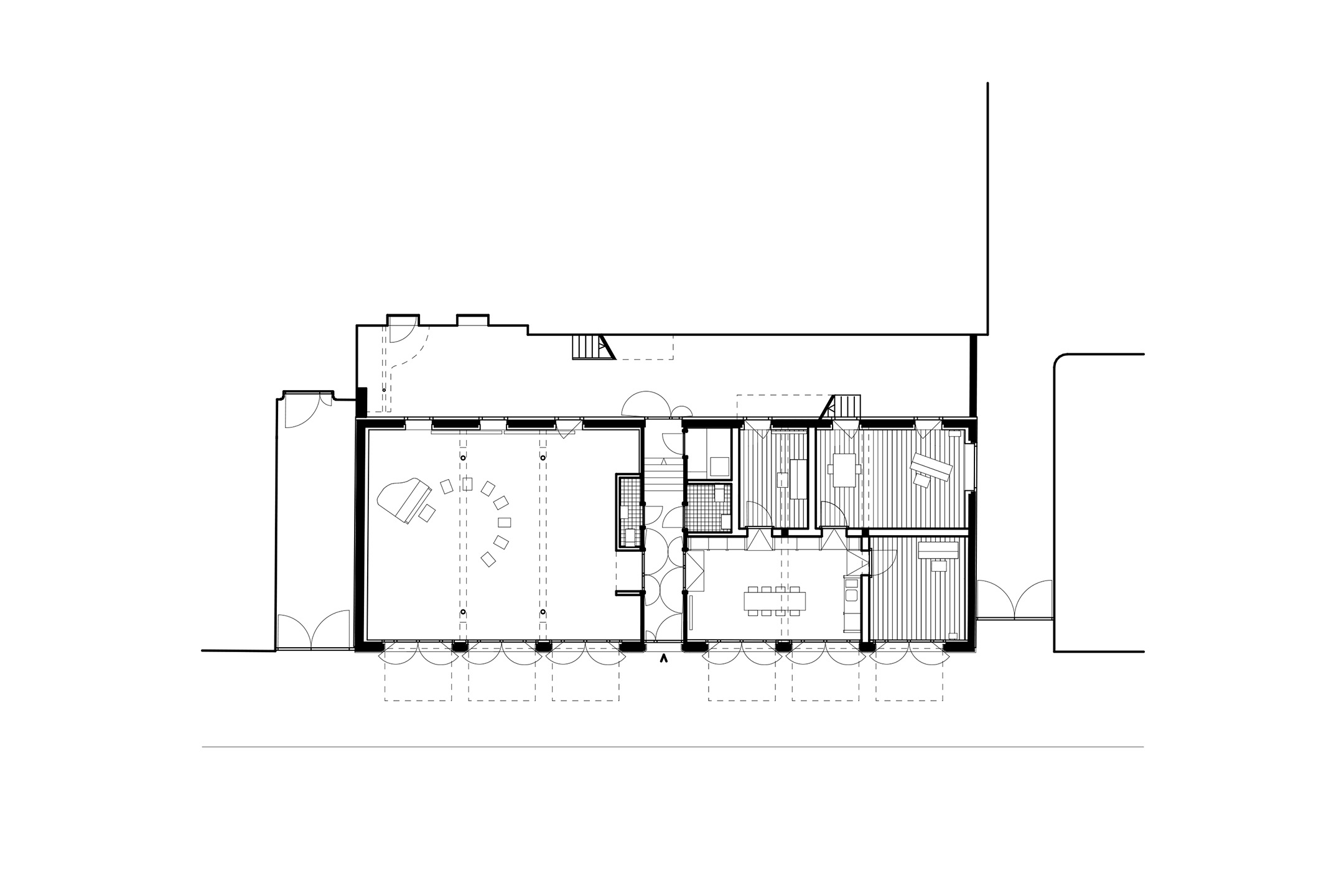 Plan. Au centre, la mutualisation de l’unique espace de circulation du bâtiment avec le passage commun vers l’immeuble arrière accentue l’ouverture de l’école vers le public.