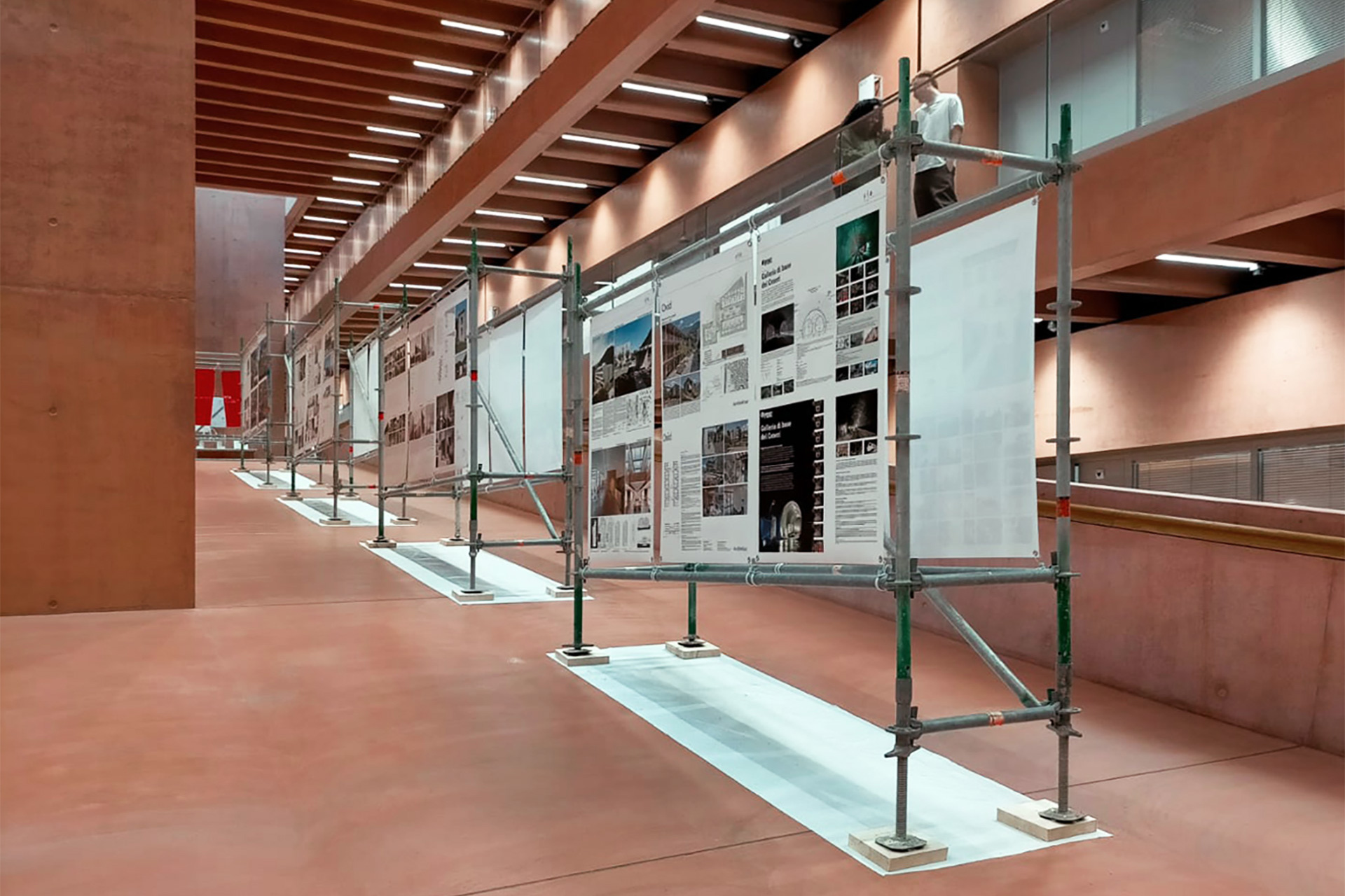 Allestimento della mostra del Premio SIA Ticino 2024 curata dall’arch. Federica Botta, presso la SUPSI DACD di Mendrisio.