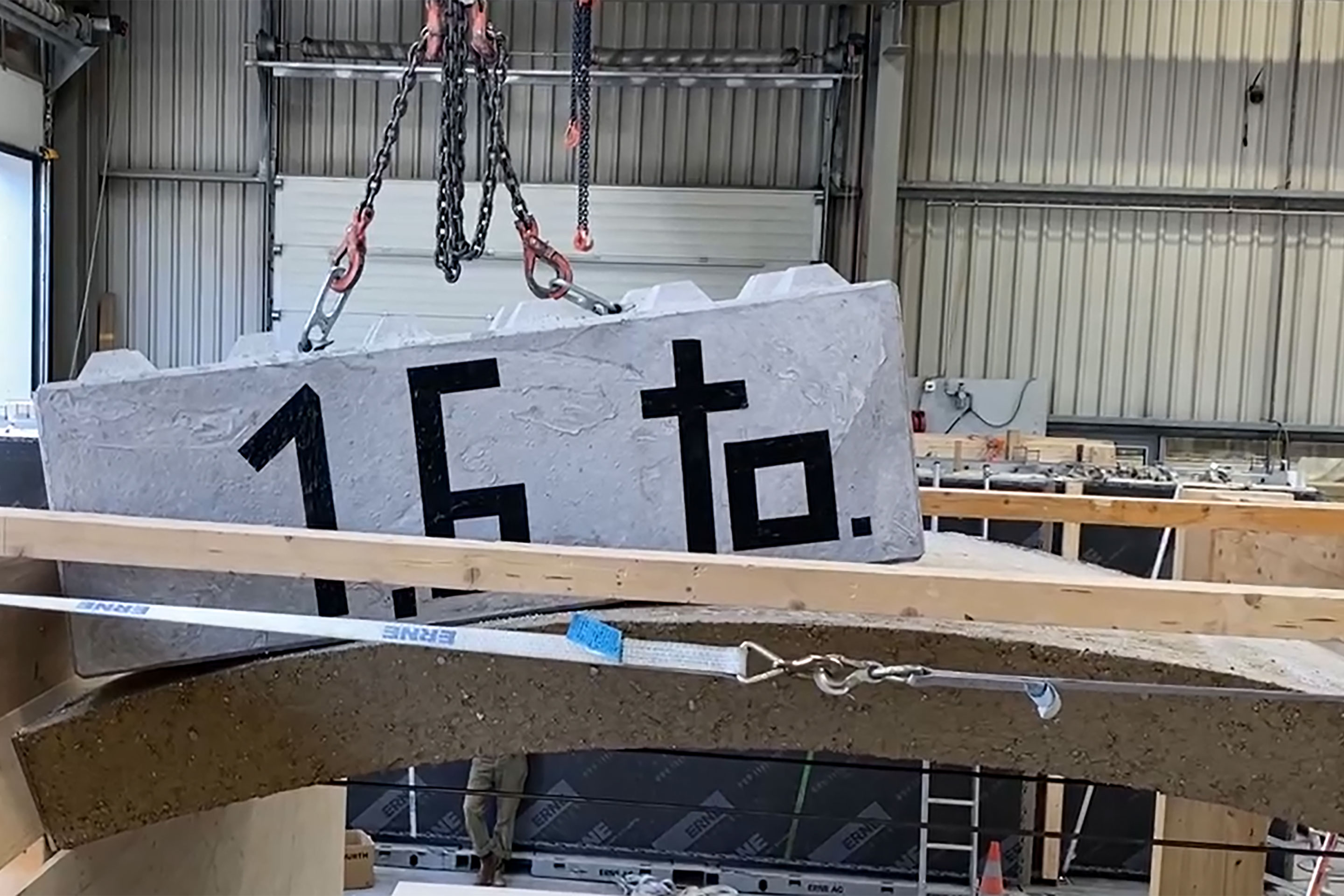 Alors que le béton présente un mode de défaillance ductile, la terre se rompt de manière fragile. Et pourtant, dans un premier temps, les chercheurs ne sont pas parvenus à provoquer la défaillance de l'arc en exerçant des charges élevées et unilatérales
