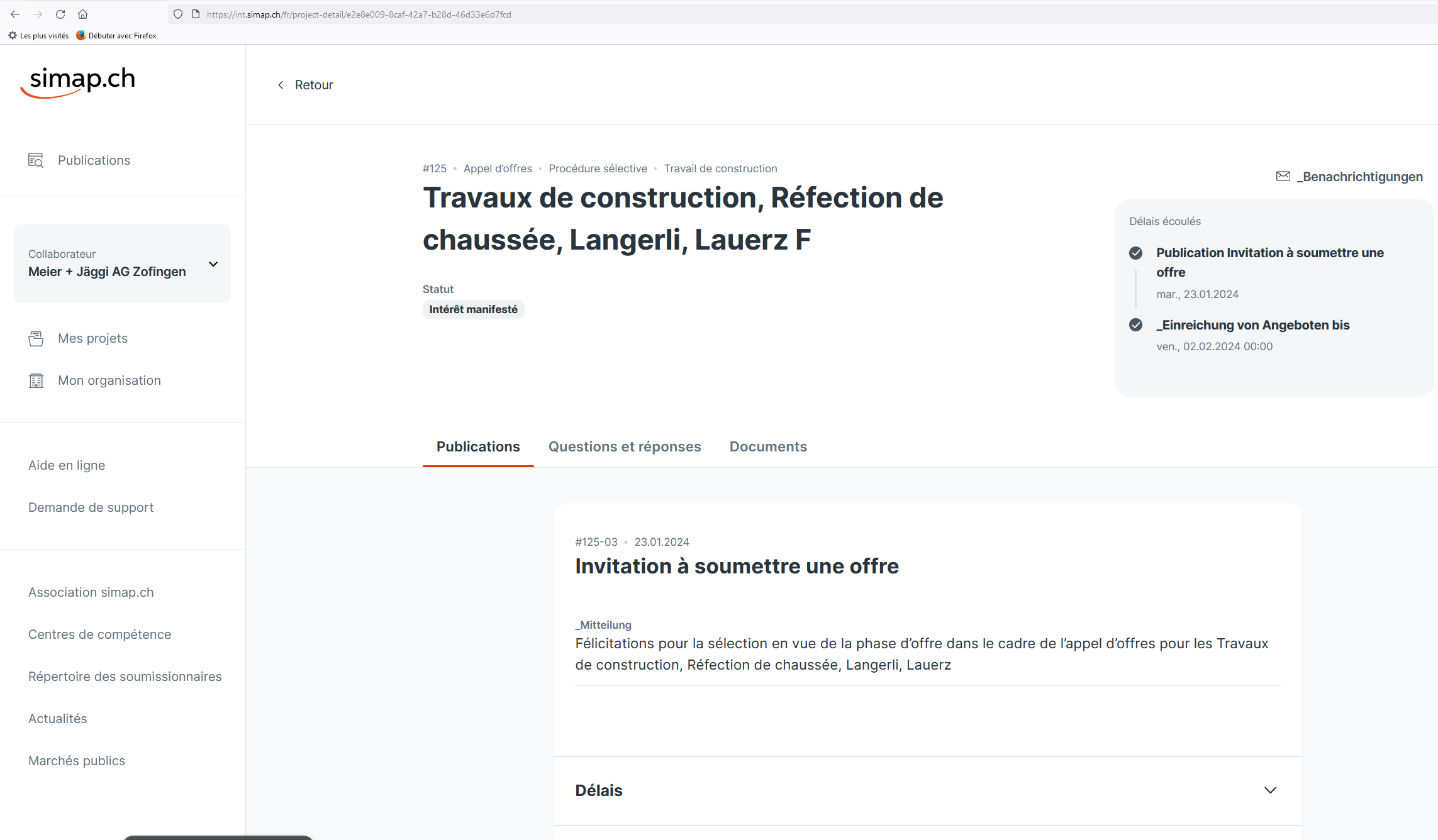 Vue d'un projet d'acquisition dans le cadre d'une procédure sélective pour les soumissionnaires, montrant les délais principaux (indiqués en haut à droite : complétés avec un symbole ✔️) et trois onglets (en bas) pour un accès rapide aux publications associées (avis préalable, adjudication, rectifications, interruptions, etc.), au forum des questions et réponses, et aux documents de l'appel d'offres. (Note : La traduction du nouveau simap.ch est en cours et certains termes sont en attente de validation. La