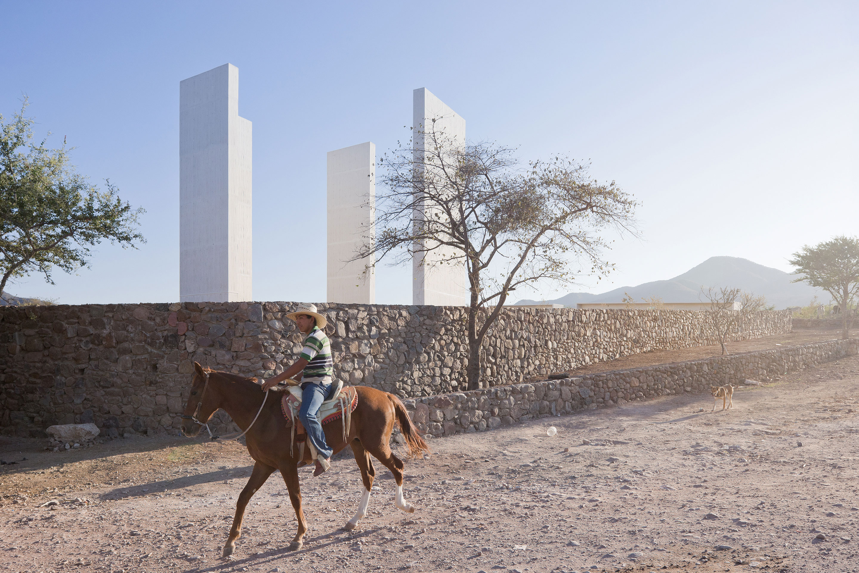 Tatiana Bilbao Estudio und Derek Dellekamp, Capilla abierta La Gratitud, Pilgerroute von Ameca nach Talpa de Allende, Jalisco, Mexiko, 2010