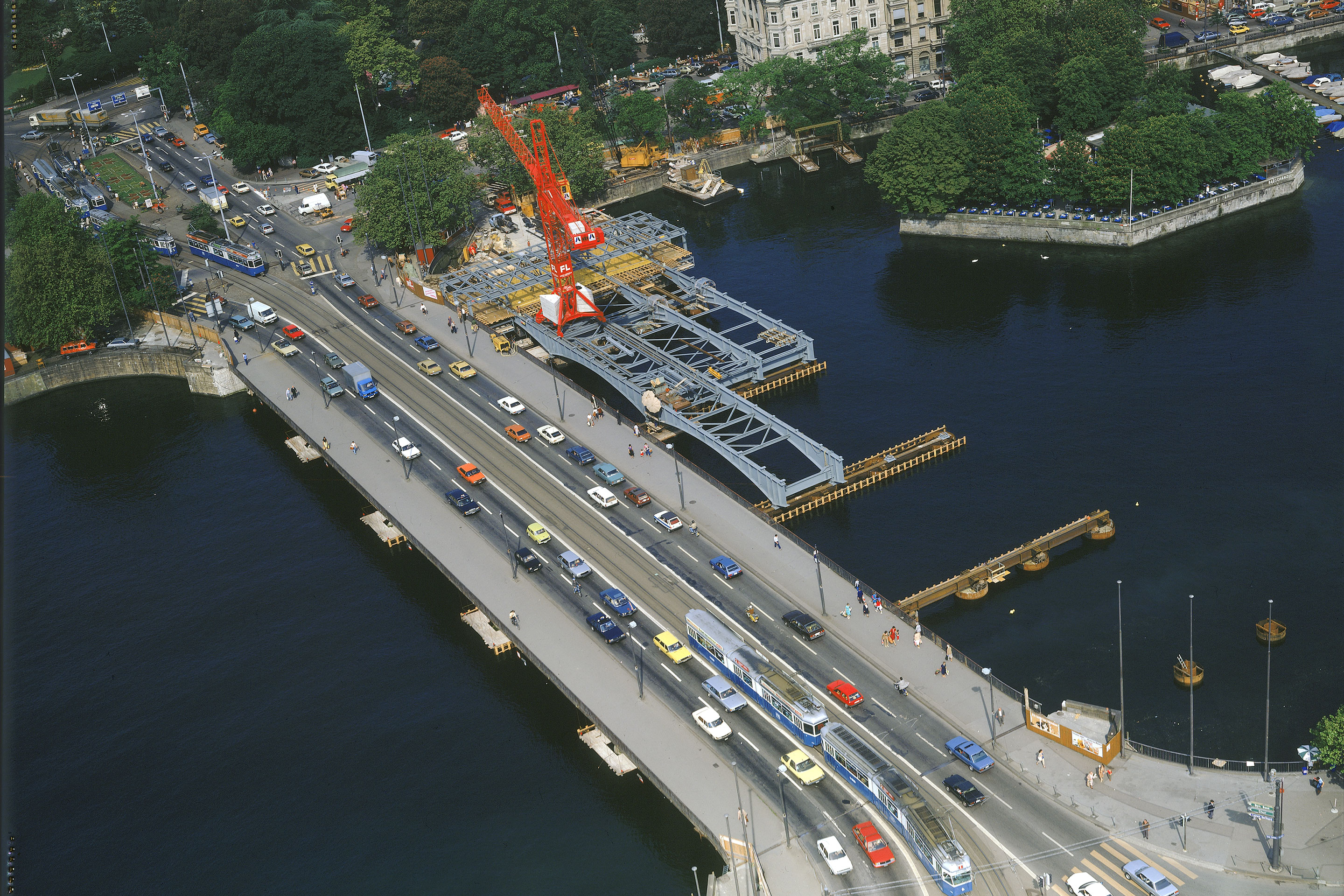 Bau der neuen Brücke auf den limmatseitigen Verschubbahnen.