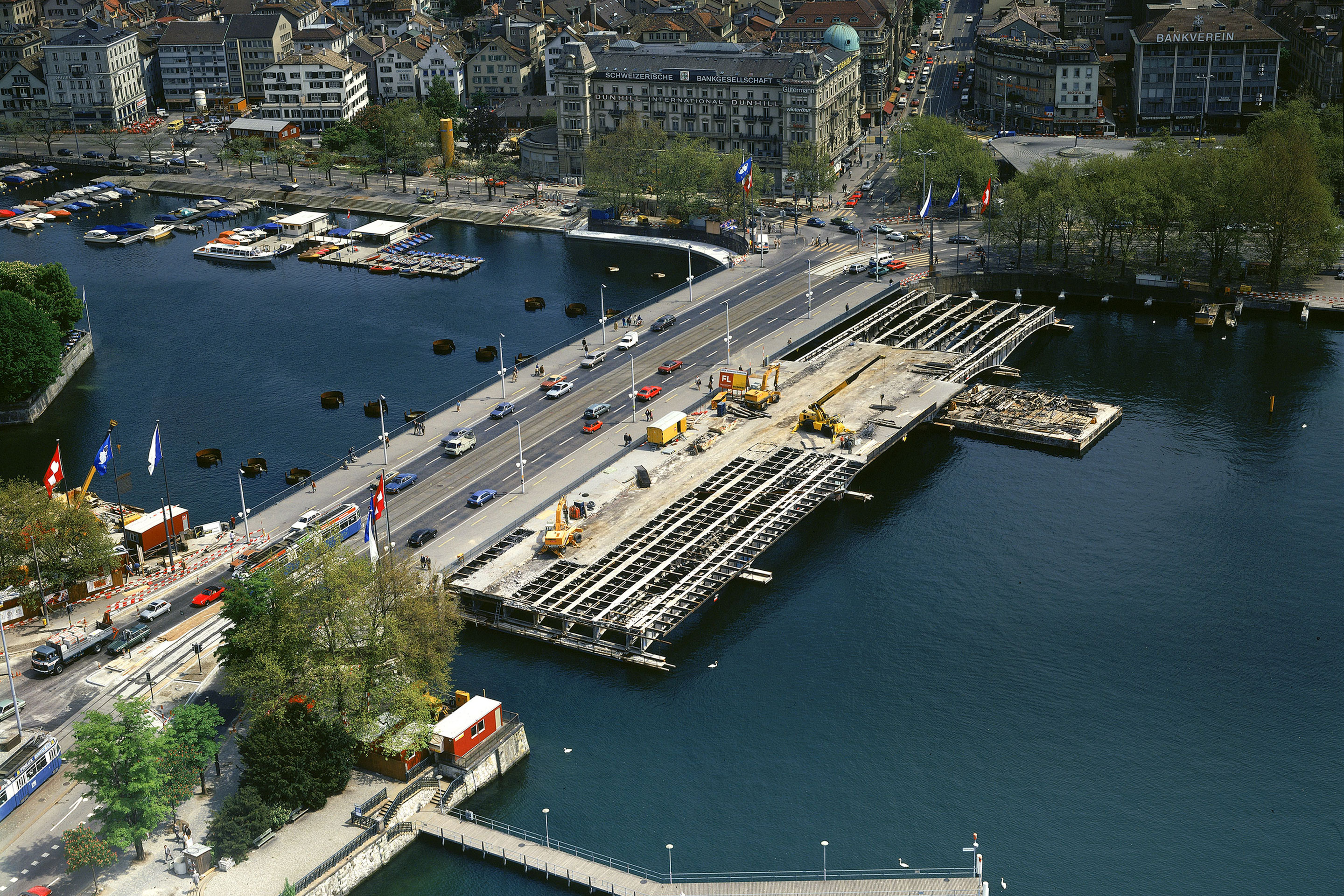 Rückbau der alten Brücke auf den seeseitigen Verschubbahnen.