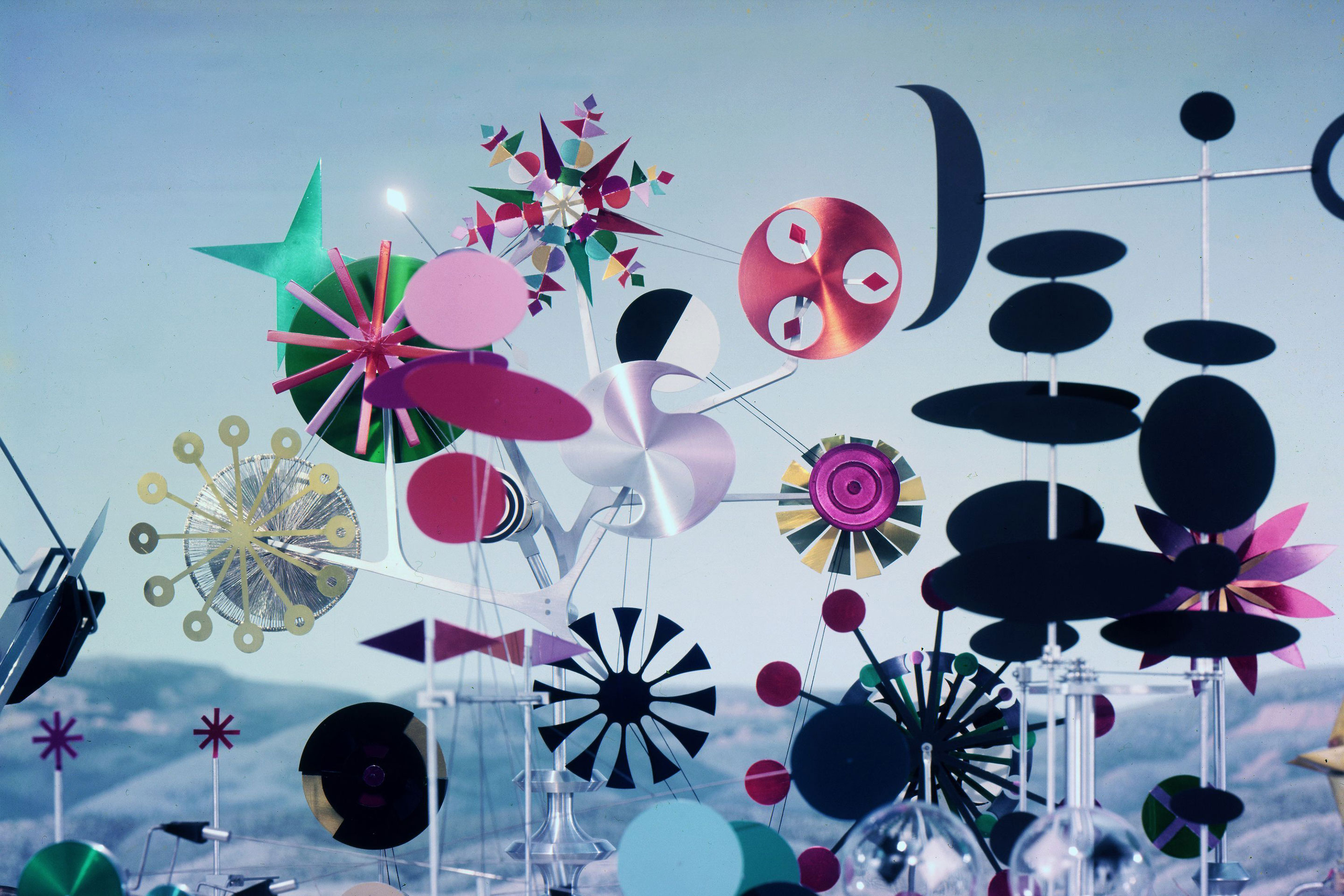 Die «Solar Do-Nothing Machine» von Charles and Ray Eames von 1957 ist eine kinetische Aluminiumskulptur, ein vom Sonnenlicht angetriebenes Spielzeug. Ein Sonnenkollektor richtete sich am Lauf der Sonne aus, Motoren reagierten, Räder drehten, Kolben hoben und senkten sich, Farben leuchteten auf und vermischten sich.