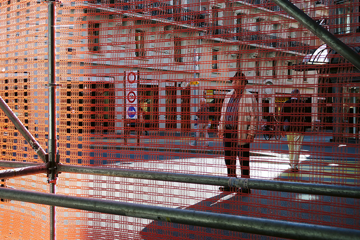 La série photographique Trêve de chantier de Julien Pache qui illustre ce dossier a été prise entre septembre et décembre 2023 à Vevey, dans le cadre de l’atelier «Reportage photographique» de l’Université de Genève (UNIGE), en vue du Festival Histoire et Cité 2024. Elle se penche sur les moments suspendus du chantier, en fin de journée ou à l’approche du week-end, où les barrières sont encore en place, mais les travailleur·euses déjà parti·es.