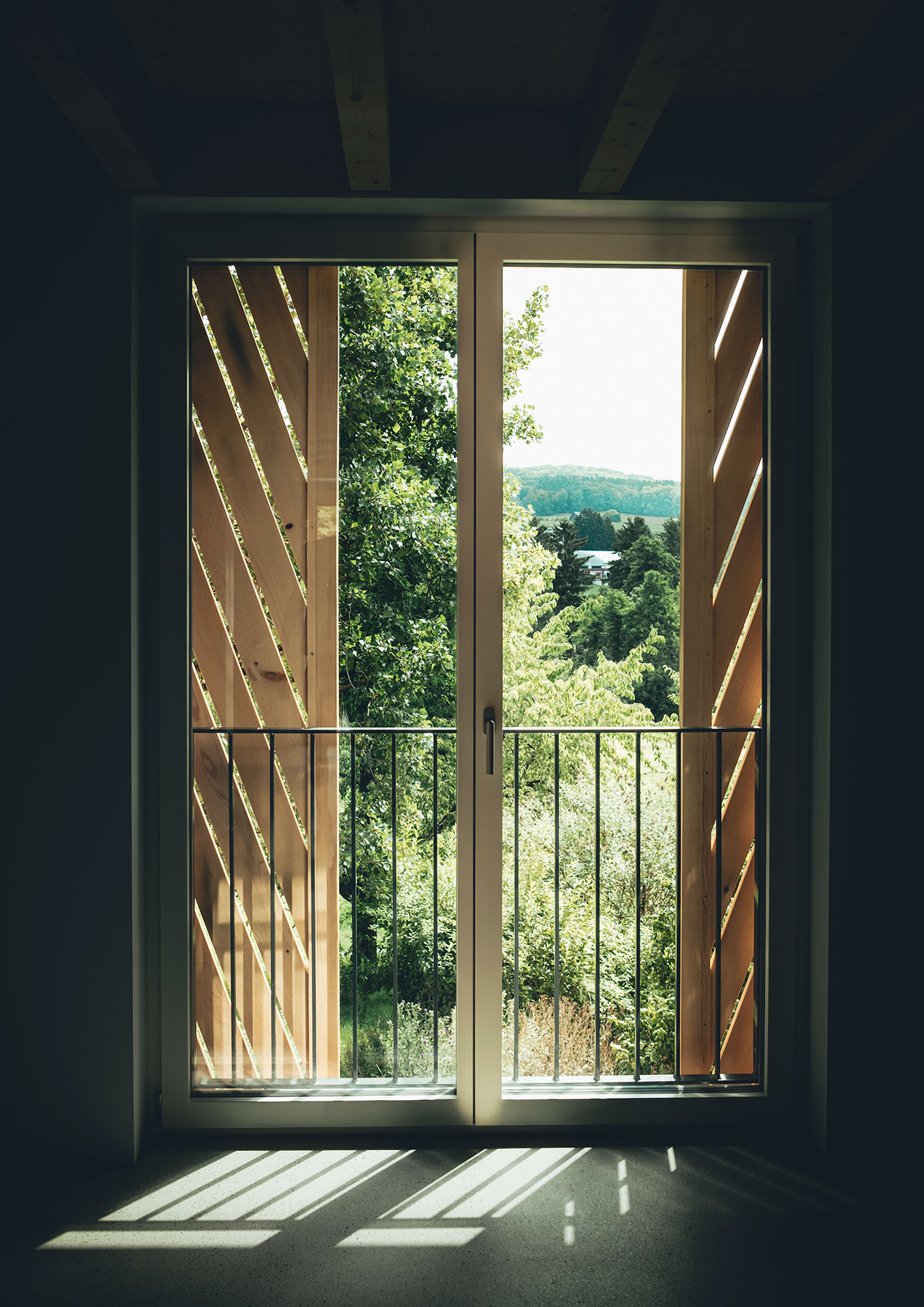 Die für den Holzbau typische additive Aneinanderreihung vieler gleichartiger Elemente ermöglicht es, durch einfache geometrische Wiederholungen eine ornamentale Wirkung zu erzielen. 