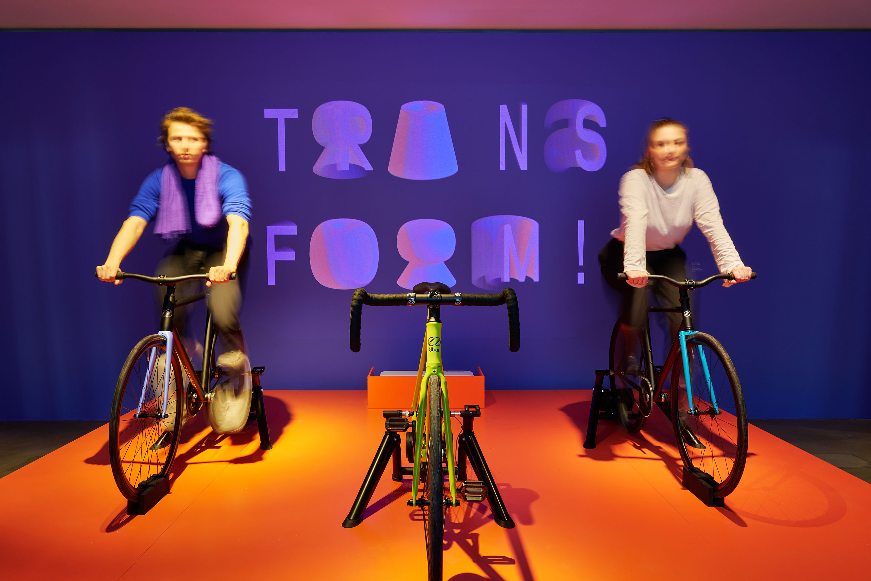 Von den Beinen direkt in die Birne: CO2-neutrale Stromerzeugung in der Ausstellung «Transform! Design und die Zukunft der Energie» im Vitra Design Museum.