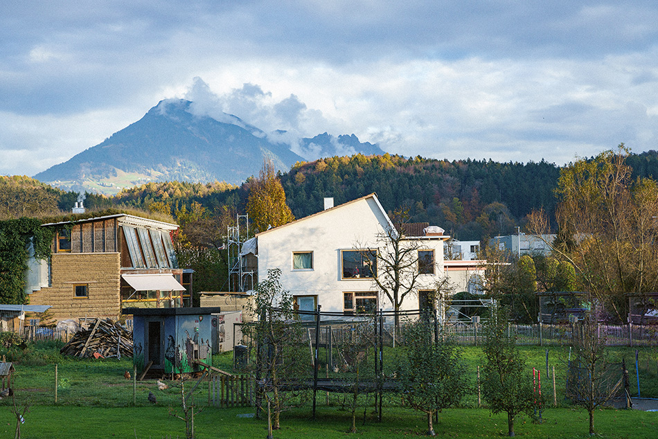 Deux projets pionniers: à gauche, Sudio Rauch, Schlins (AT), atelier réalisé en pisé (Robert Felber 1990-1994); à droite, celui de Martin Mackowitz, réalisé en éléments terre préfabriqués porteurs, achevé en 2023.