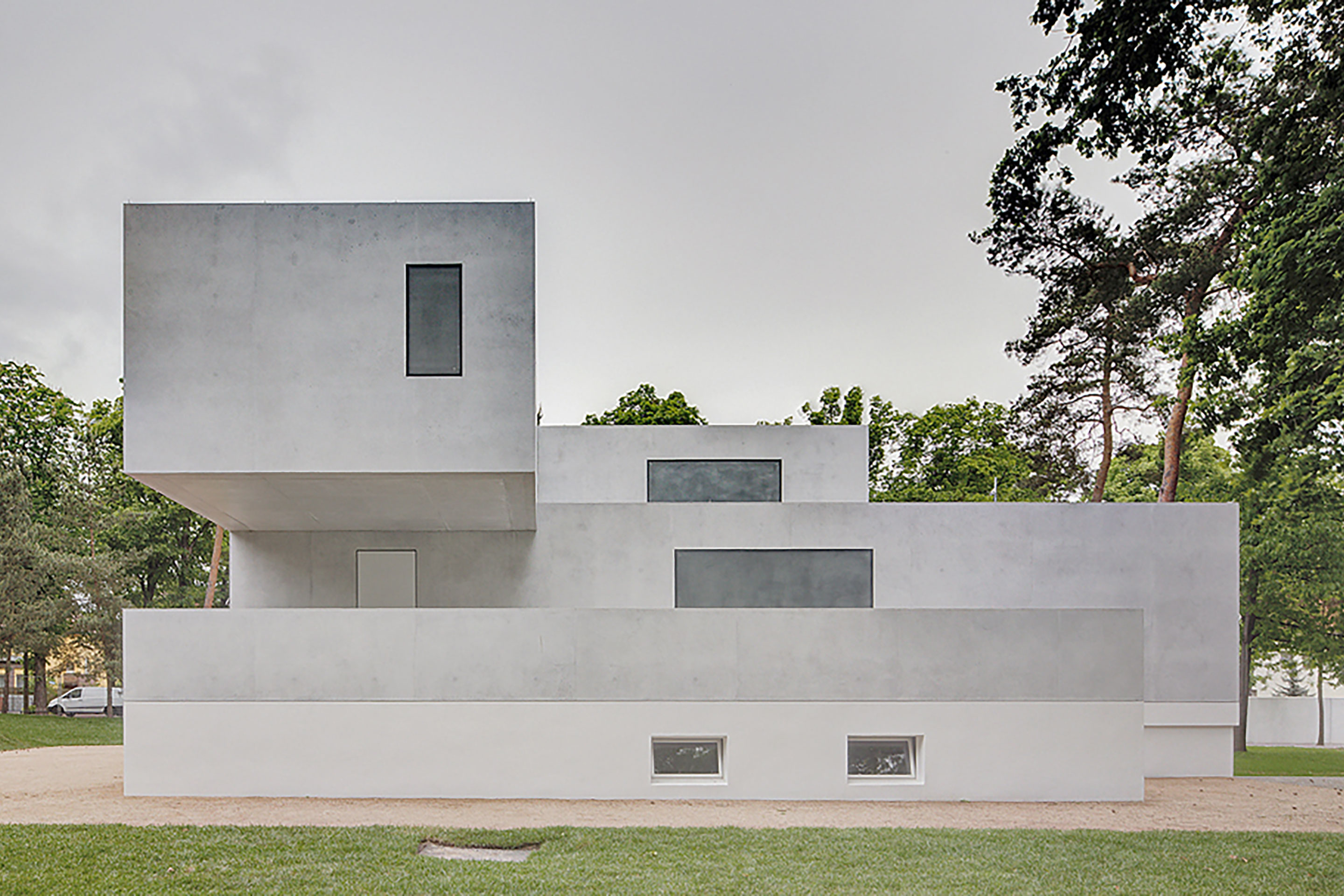 Beispiel für eine Rekonstruktion ohne Anbiederung: Wiederaufbau der Meisterhäuser in Dessau durch Bruno, Fioretti, Marquez aus Berlin. Hier der Neubau des Direktorenhauses Gropius.