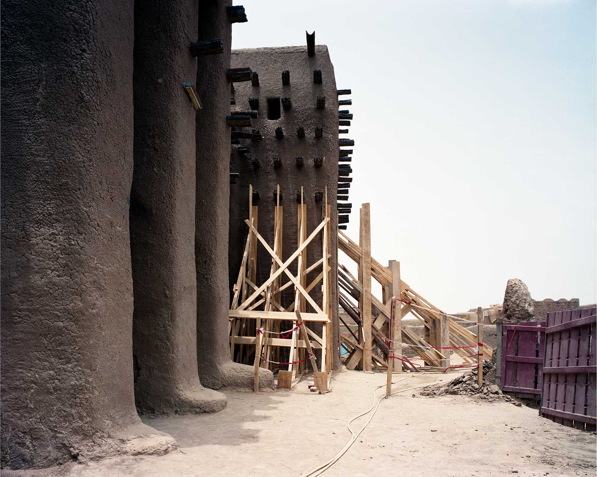 La Grande Mosquée de Djenné au Mali est caractéristique d'une architecture d'entretien perpétuel. Les éléments insérés dans ses façades (torons) sont une structure de réparation permanente, puisqu'ils servent à grimper pour replâtrer les fissures qui apparaissent chaque année après chaque saison des pluies. L'édifice est ainsi perpétuellement renouvelé.