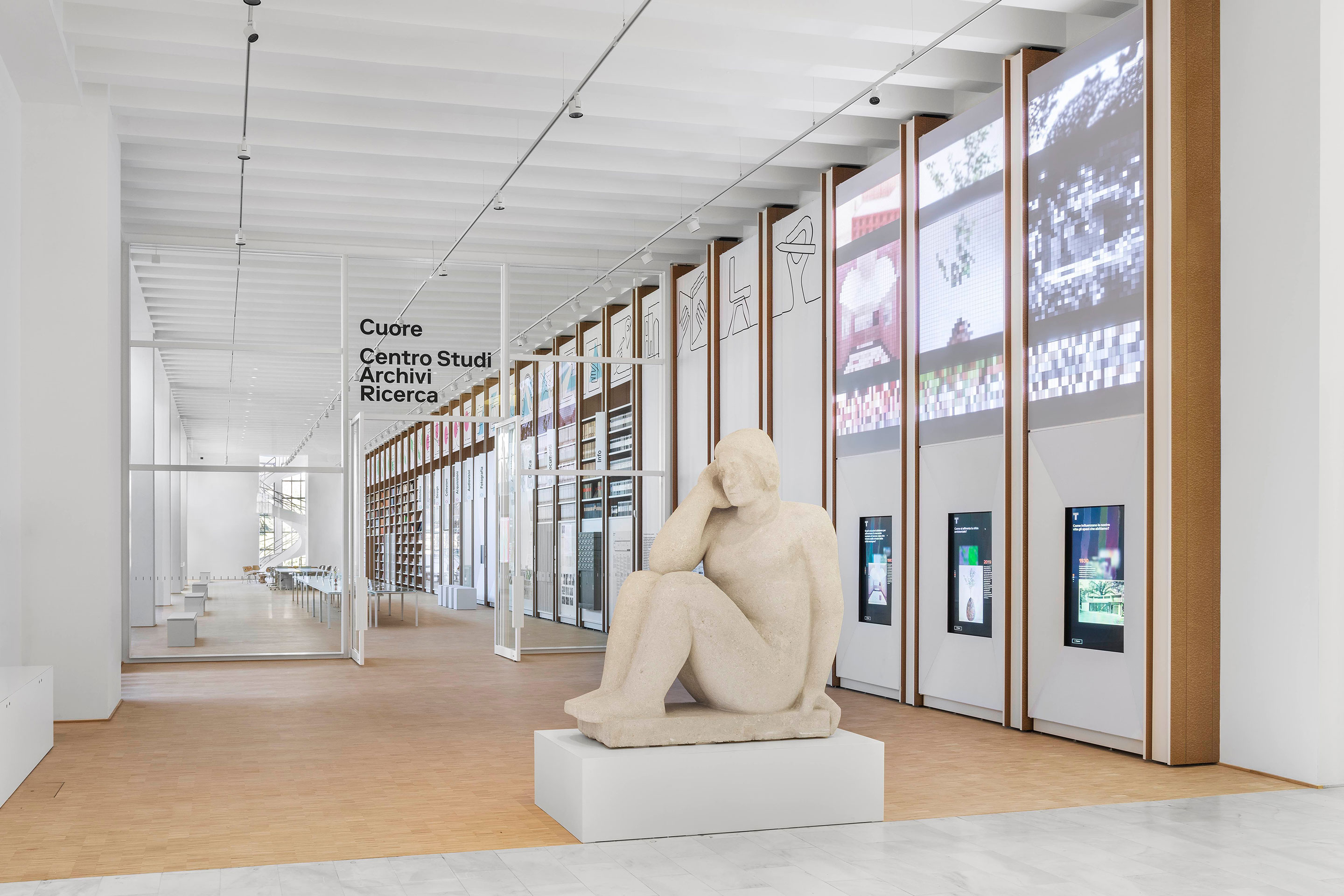 Das 100-Jahr-Jubiläum der Triennale und der sich seit der Gründung stetig mehrende Archivschatz boten den Anlass, der Öffentlichkeit die Möglichkeit zu geben, hinter die Kulissen der Triennale zu schauen, Archivalien zu entdecken und zu erforschen.