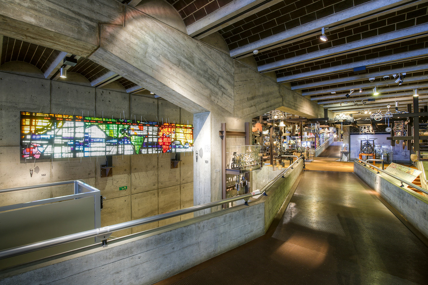 Musée international d’horlogerie, La Chaux-de-Fonds, vue des espaces thématiques du premier niveau.