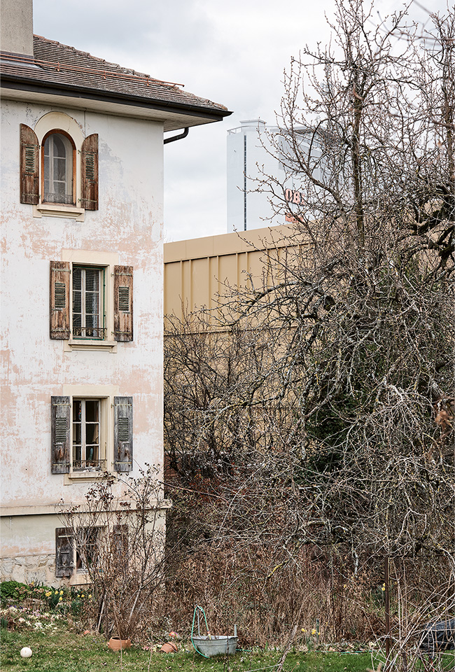 Avenue de Censuy 13. Premier plan: immeuble de logement (1918), zone d’habitation de moyenne densité B (ZHMD B) : quartier d’immeubles. Second plan: Collège du Léman (2005), zone affectée à des besoins publics (ZABP): espaces collectifs.