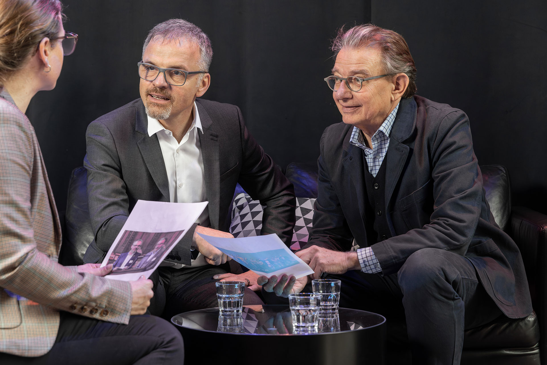 Alain Oulevey (links) und Urs Rieder blättern im Rahmen ihrer letzten Konferenz der Sektionen und Berufsgruppen in Bern durchs Fotoalbum: Die 15 Monate ihres interimistischen Co-Präsidiums waren erlebnisreich – Ende April geben sie den Stab weiter.