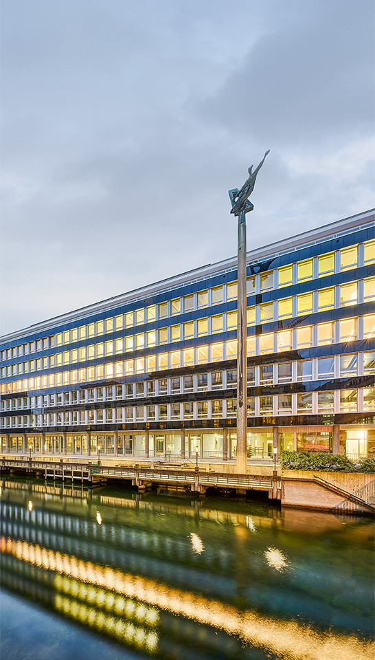 Die Glaspanels aus den 1960er-Jahren sind bei der Sanierung Photovoltaik-Modulen mit dunklen Deckgläsern gewichen. Der Bau ist das erste Gebäude mit PV-Fassade in  der Zürcher Kernzone.