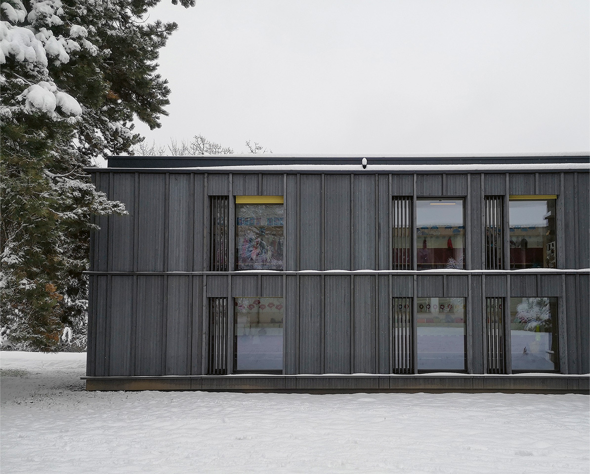 École de Trembley: vue de la façade en bois, montée après la pose des modules.