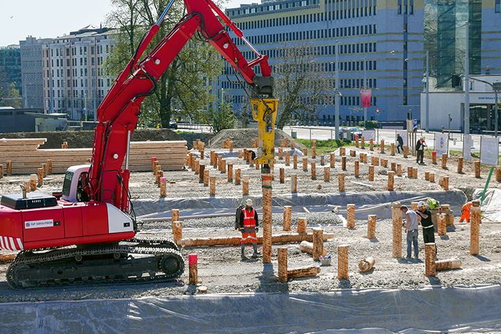 Les pieux de bois sont pertinents dans un terrain à faible capacité mécanique. Pour l’Opéra des Nations à Genève, 300 pieux provenant des forêts de Versoix ont été employés. Après démontage, ceux-ci ont été simplement abandonnés dans le terrain.