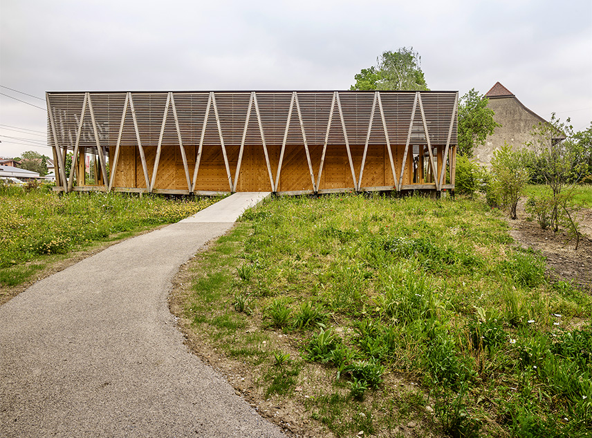 3000 Holzdübel halten die Fassadenschichten zusammen. Die umlaufende Laube schützt den Pavillon vor der Witterung.  Die diagonalen Streben der Struktur können als «A» für Albert Anker interpretiert werden.