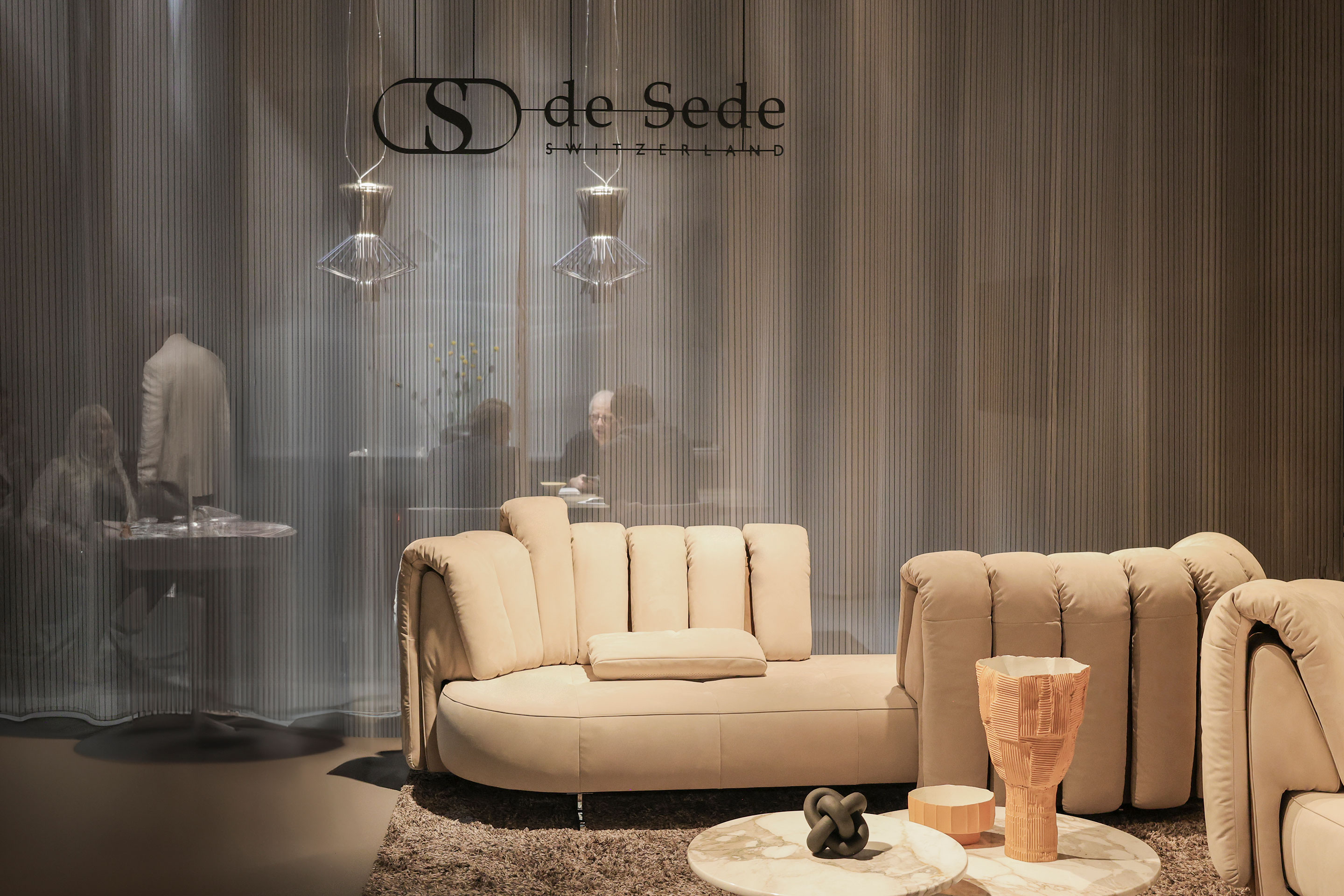 Auch in den Messehallen in Rho Pero waren die Seventies zurück, etwa beim Entwurf «DS-888 Collina»: Die modularen Sitzlandschaft aus der Feder von Atelier Oï war der Shooting Star am Stand des Klingnauer Herstellers de Sede. Das neue Sofa – erhältlich als In- und Outdoor-Variante.