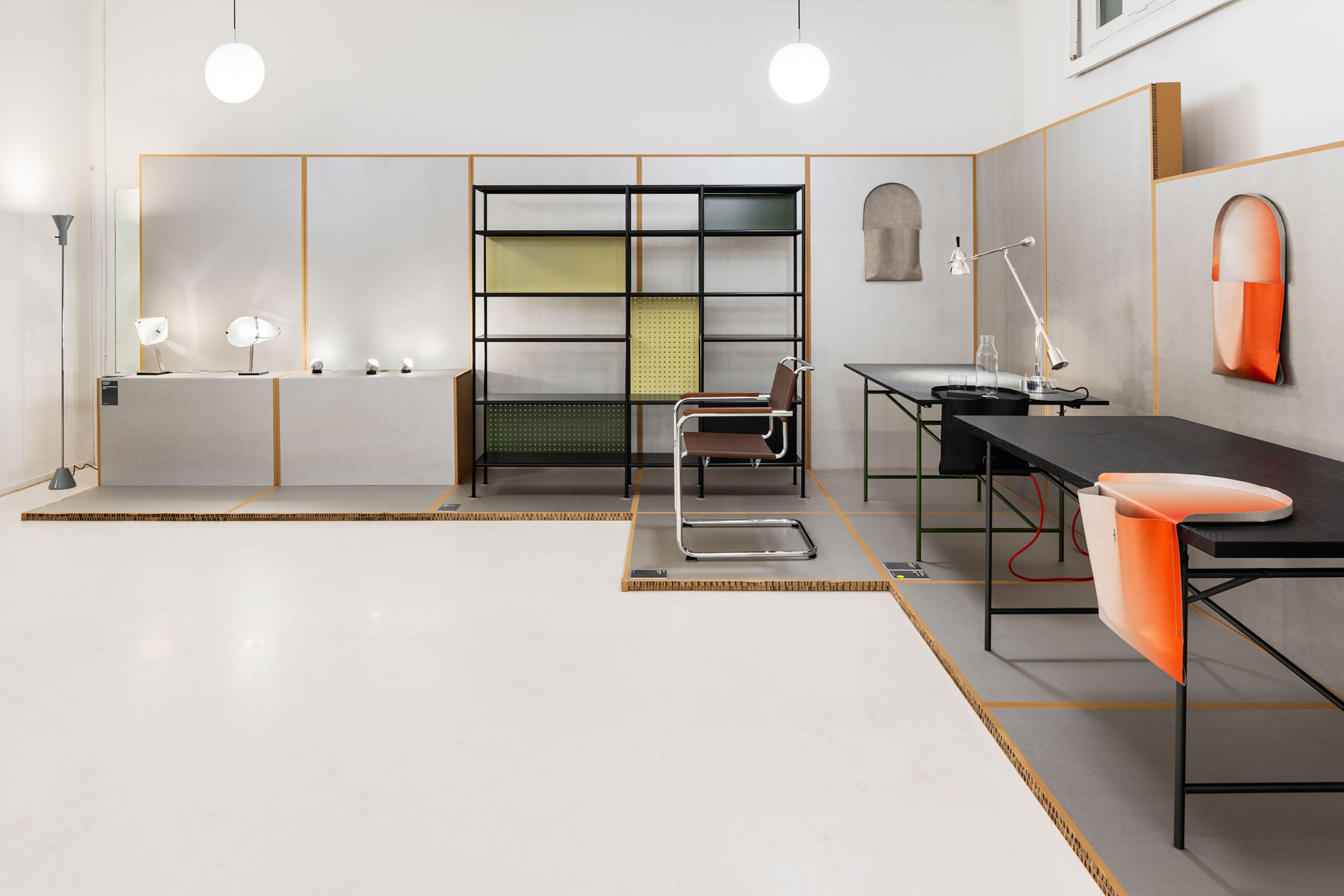 Für die Gemeinschaftsschau der Marken Thonet, Müller Möbel, Richard Lampert und Technolumen war ein Ballettstudio transformiert worden. Der Münchner Designer Steffen Kehrle hatte ein Standkonzept entwickelt, das jedes Label in den richtigen Blick rückte und erst noch nachhaltig war: Die temporäre Inszenierung basierte auf schlichten, reflektierenden Kartonwaben – schlicht und dennoch edel.