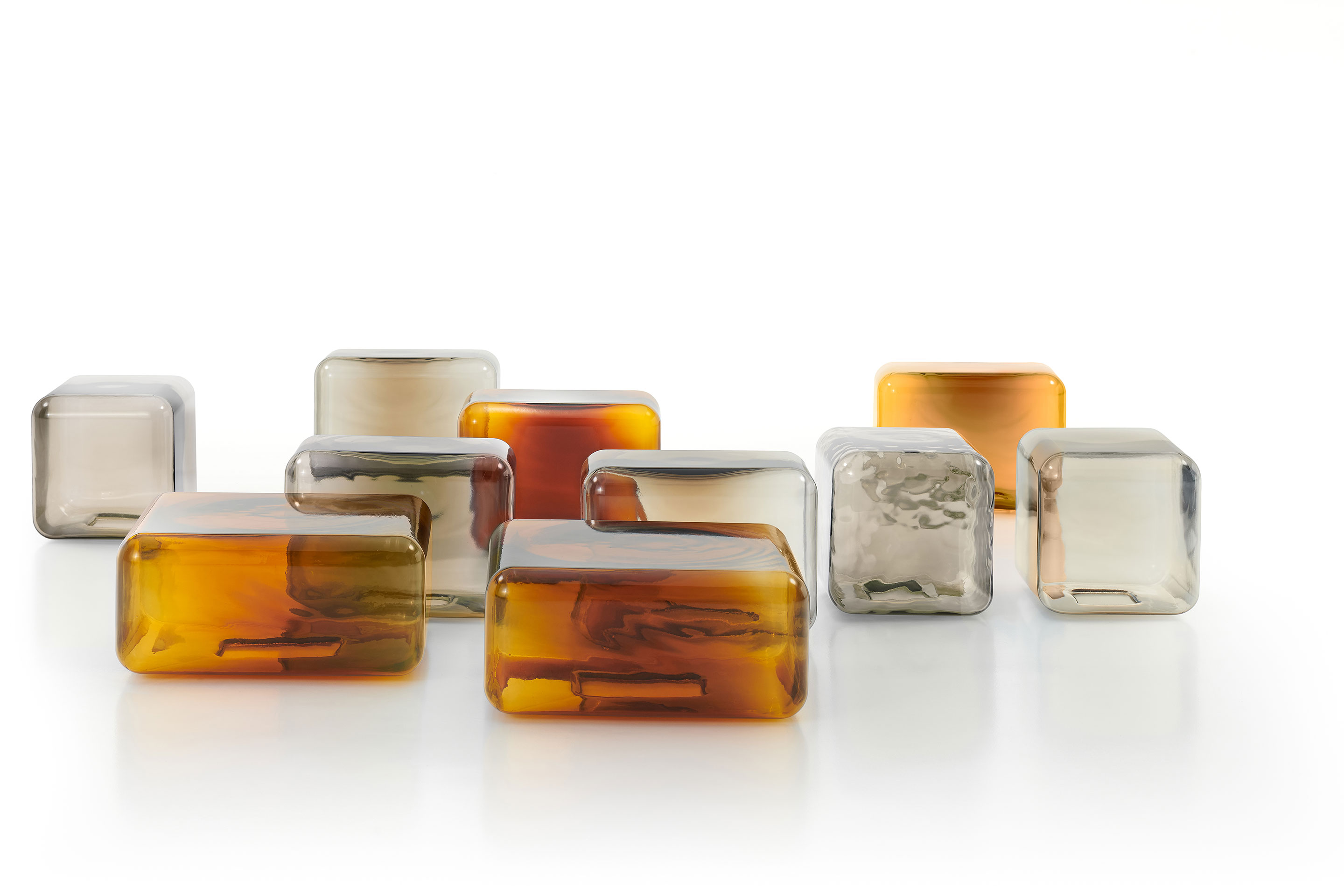 Die niederländische Designerin Sabine Marcelis zeigte beim italienischen Hersteller Acerbis Beistelltische, die wie flüssiger Honig erscheinen. Die Tische der «Lokum-Serie» bestechen durch ihre weichen Formen aus mundgeblasenem Glas in Amber- und Rauchtönen.