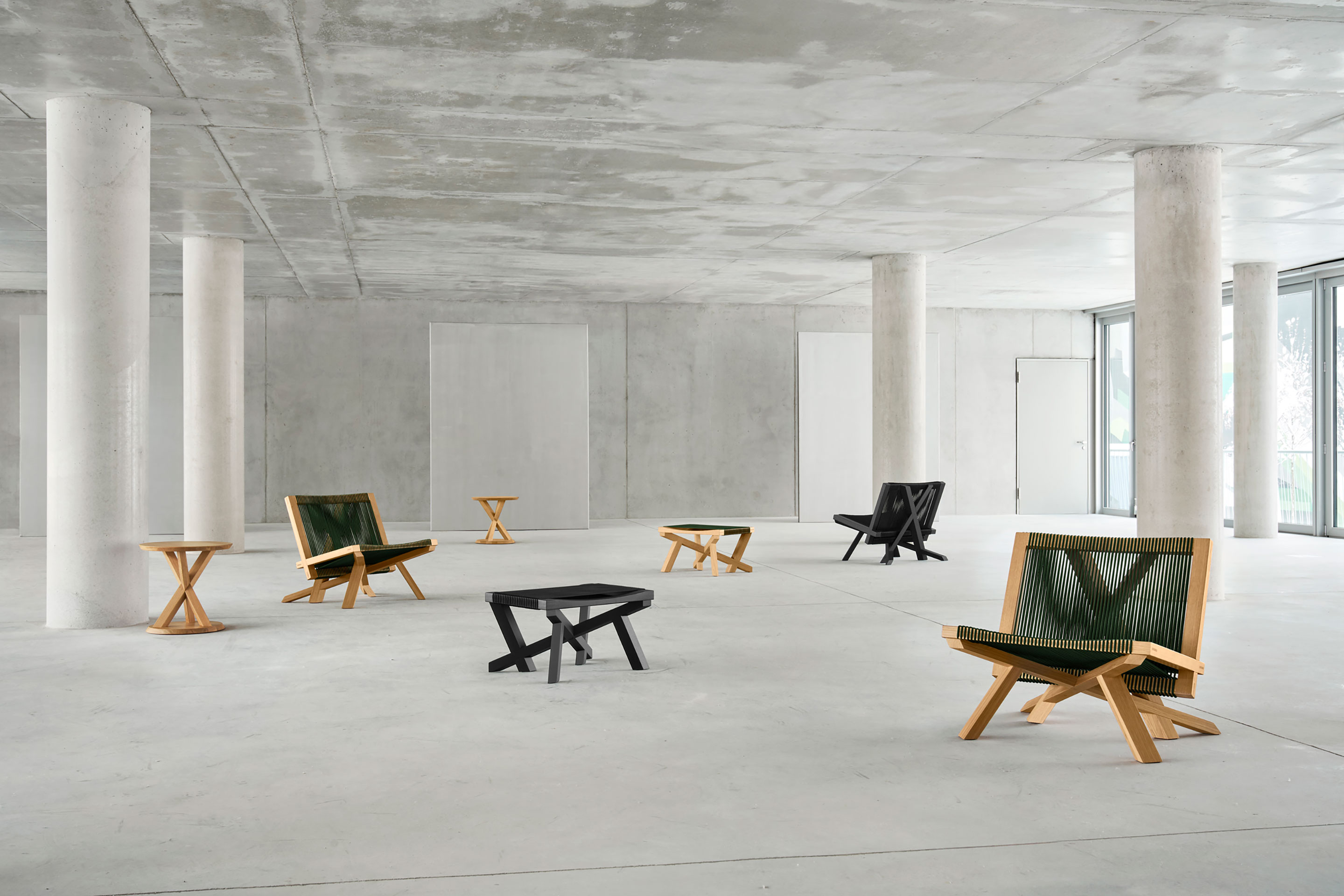 Das Basler Architekturbüro Herzog &amp; de Meuron lancierte beim deutschen Hersteller Classicon die skulpturale Sitzmöbel-Kollektion «Volkshaus». Ursprünglich für das gleichnamige Hotel in Basel entworfen, ist damit der Entwurf nun auch für den Privatbedarf erhältlich. Zentrales und verbindendes Gestaltungsmerkmal aller Möbel ist der Punkt, an dem sich die CNC-geschnittenen Holzbeine kreuzen und ineinandergreifen: Diese Holzverbindung erscheint einfach, ist tatsächlich aber hoch komplex.