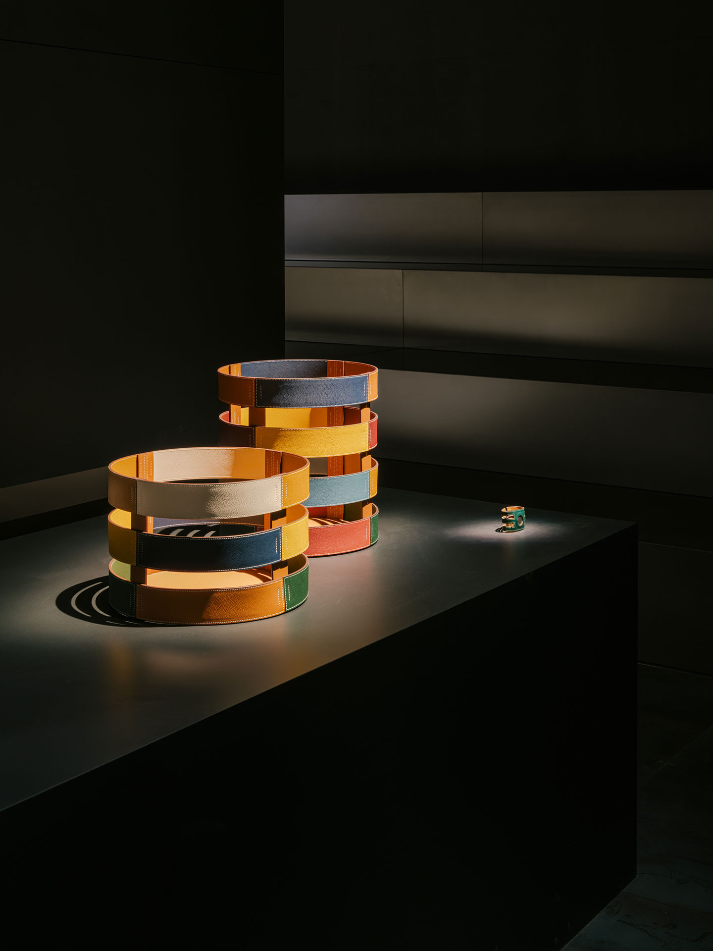 Bei Hermès trafen Objekte aus dem Archiv des Hauses auf aktuelle Arbeiten. So lag ein Kalbsleder-Armband aus dem Jahr 1970 neben einen neuen Korb aus beidseitig gefärbten Lederstreifen.