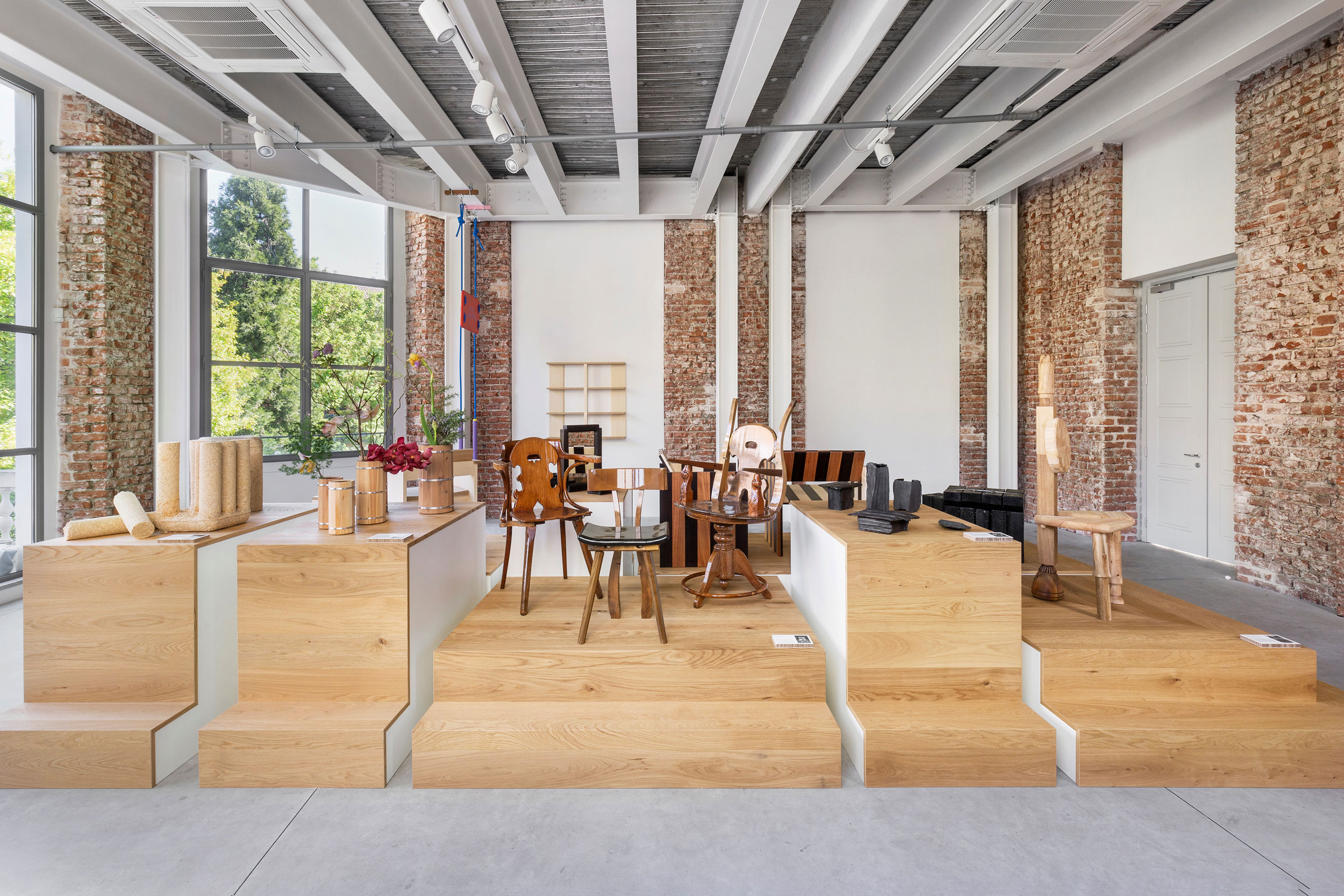 Highlights im House of Switzerland waren unter anderem die Objekte der Genfer NOV Gallery. Unter dem Titel «Out of the Woodworks» verliehen Designer gebrauchtem Holz wie Sägemehl, Estrich-Holzlatten oder alten Stuhlbeinen ein neues Leben.
