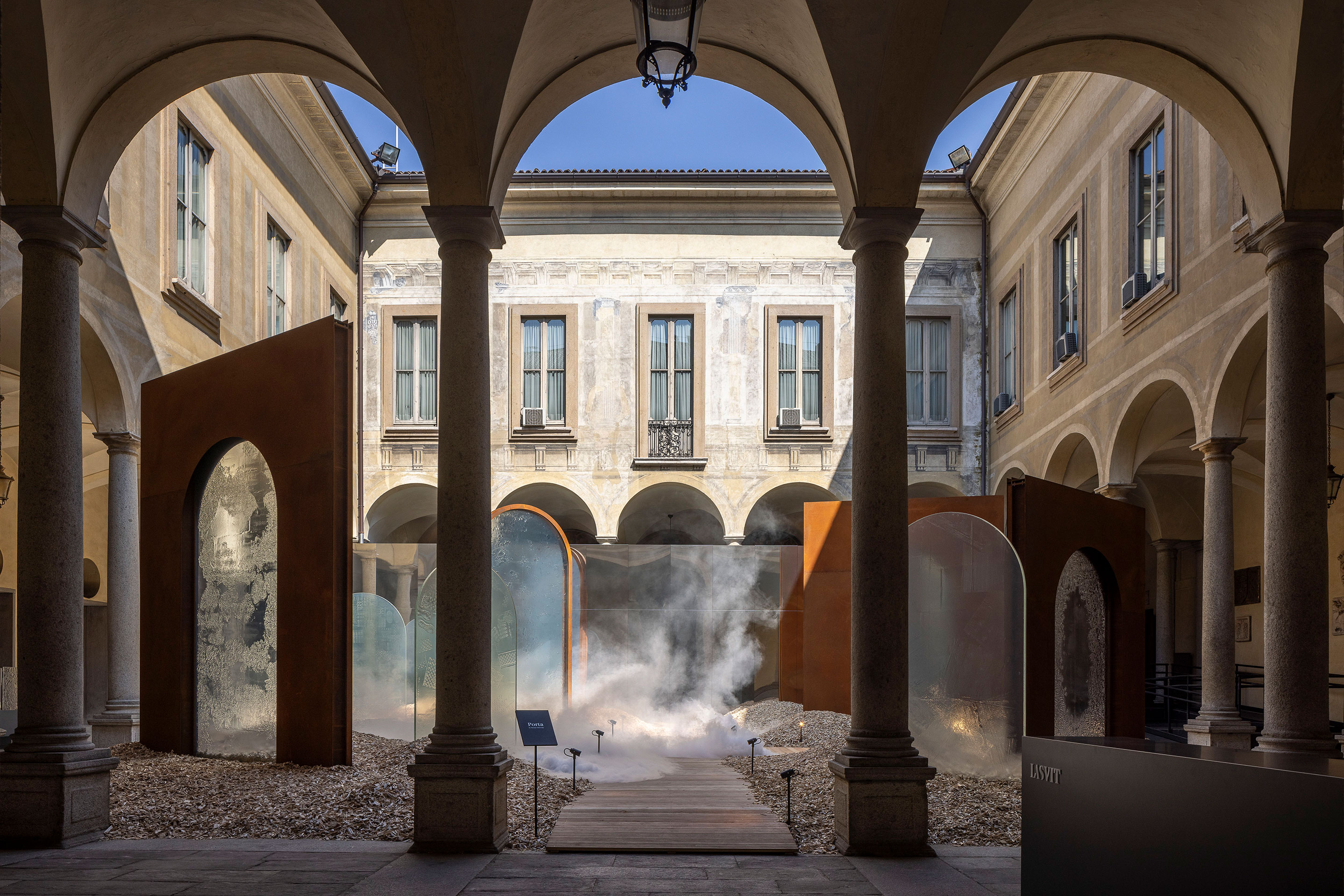 Ausstellung «Re/Creation» des tschechischen Glasherstellers Lasvit im Palazzo Isimbardi am Corso Monforte. Im Zentrum stand die monumentale Installation «Porta» aus zehn bis zu 5 m hohen Skulpturen aus geschmolzenem Glas, die handwerkliches Können im industriellen Massstab zeigten