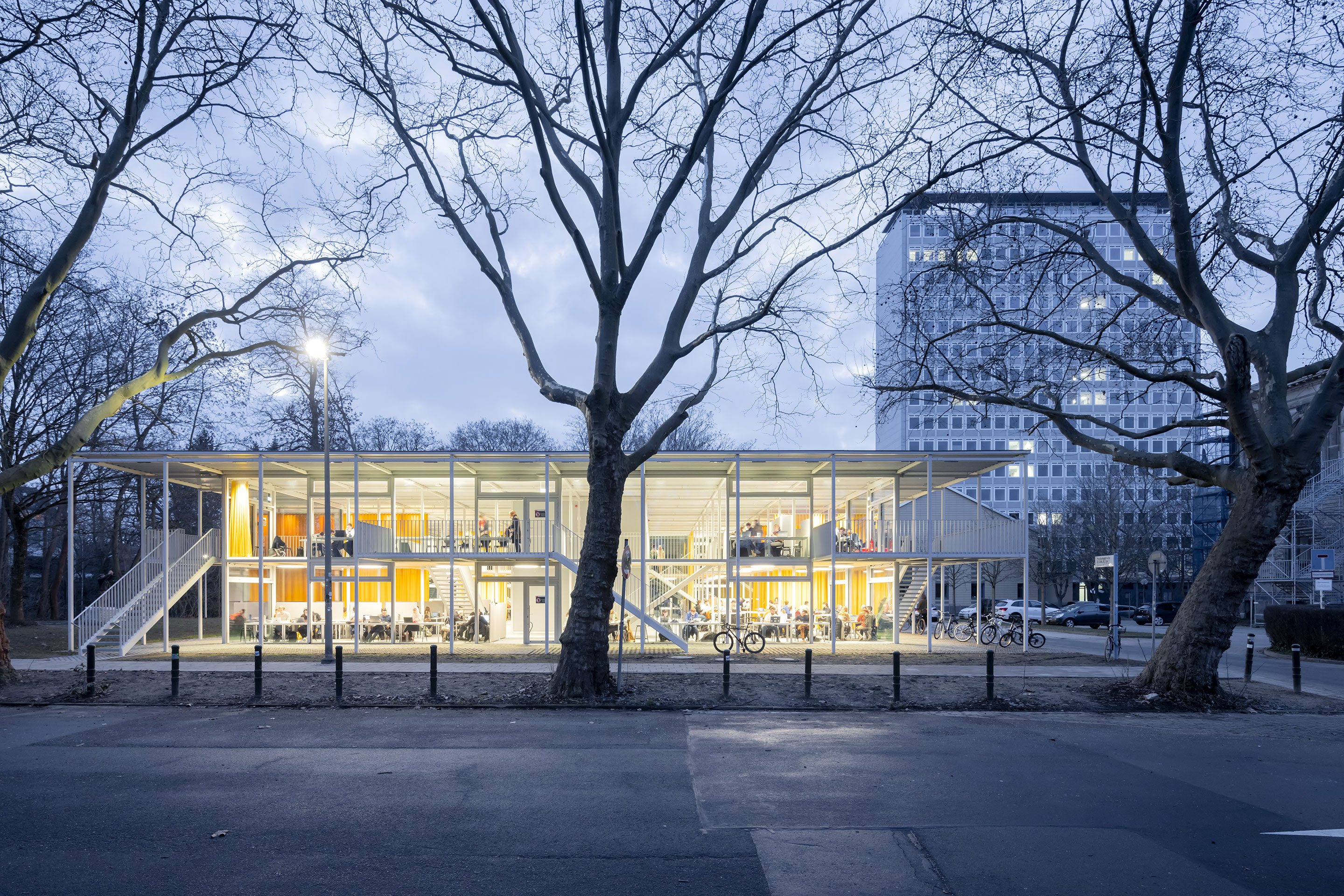 Zwischen Flussufer und Campus bildet das Studierendenhaus einen zeitgenössischen Baustein des Universitätsgeländes.