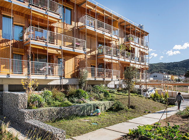 Josep Bunyesc Arquitecte, immeuble à énergie positive de 12 appartements à Dosrius (ES), 2022.
