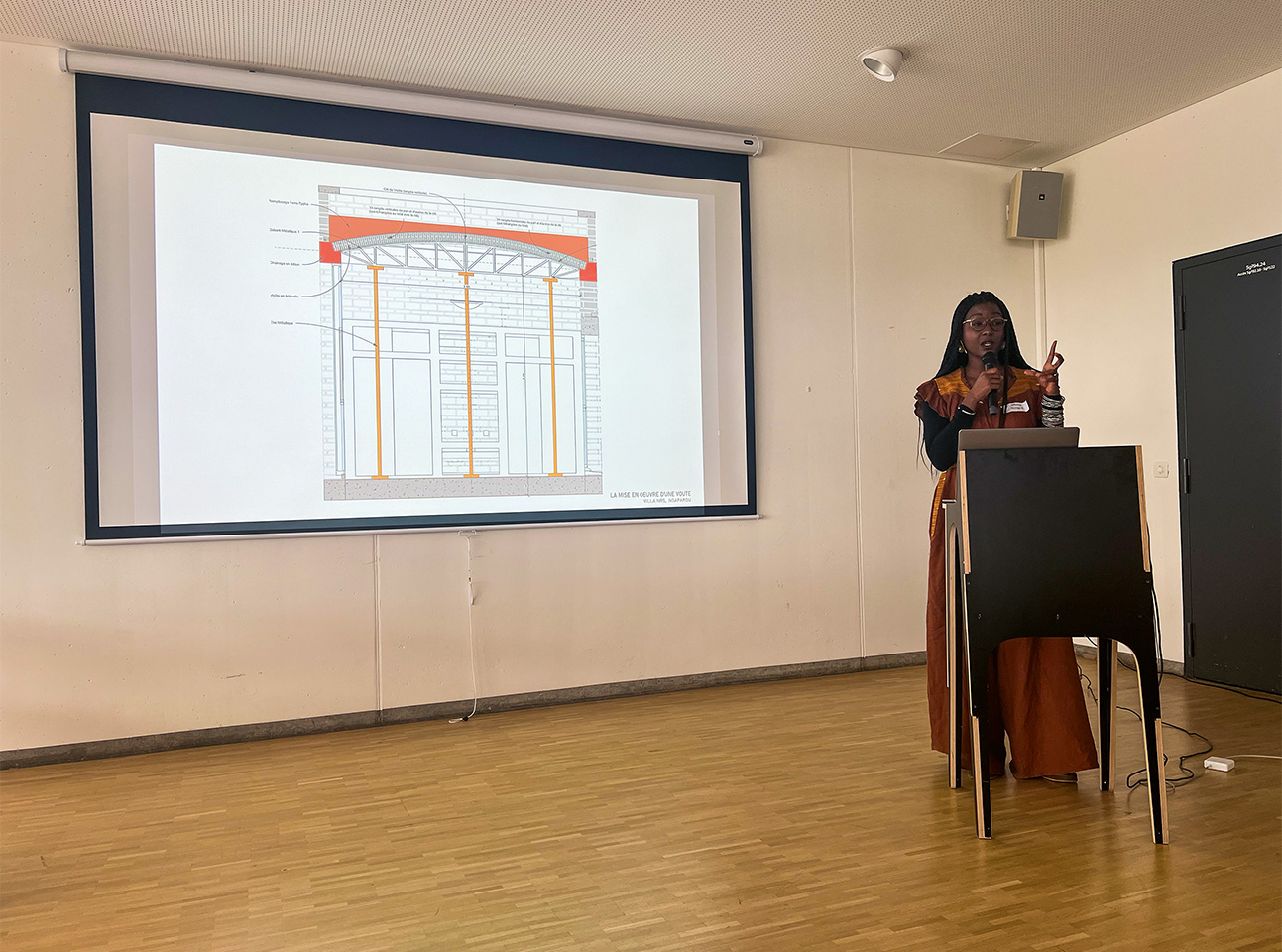 Nzinga B. Mboup (Worofila) explique les étapes du processus de mise en œuvre artisanale d’une voûte en blocs de terre compactée au Sénégal.