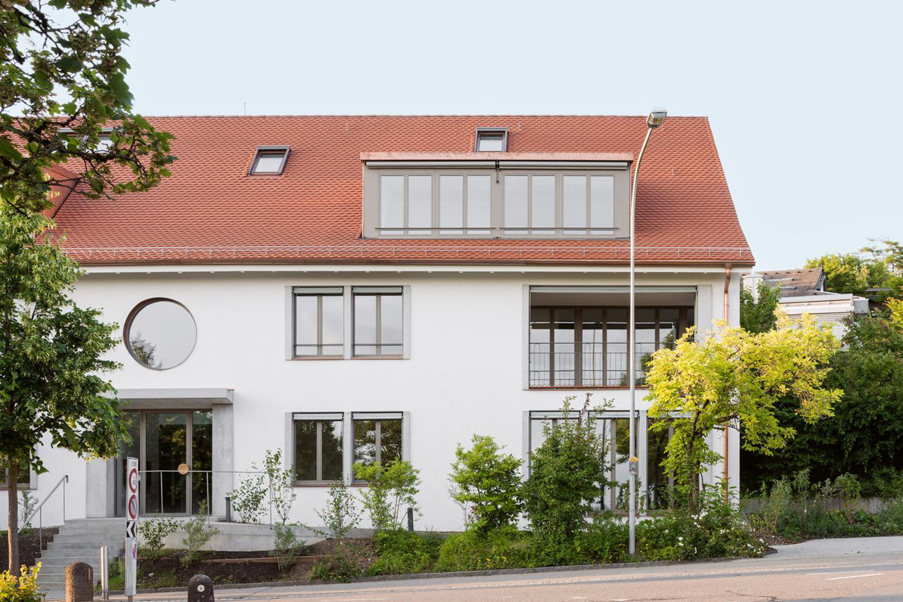 Das umgebaute Wohnhaus zeigt sich mit neuem Gesicht zur Zürcherstrasse. Lengen Hajdarevic haben die Volumetrie beruhigt und die Fassade des ehemaligen Bürobaus so umgestaltet, dass sie der neuen Nutzung gerecht wird.