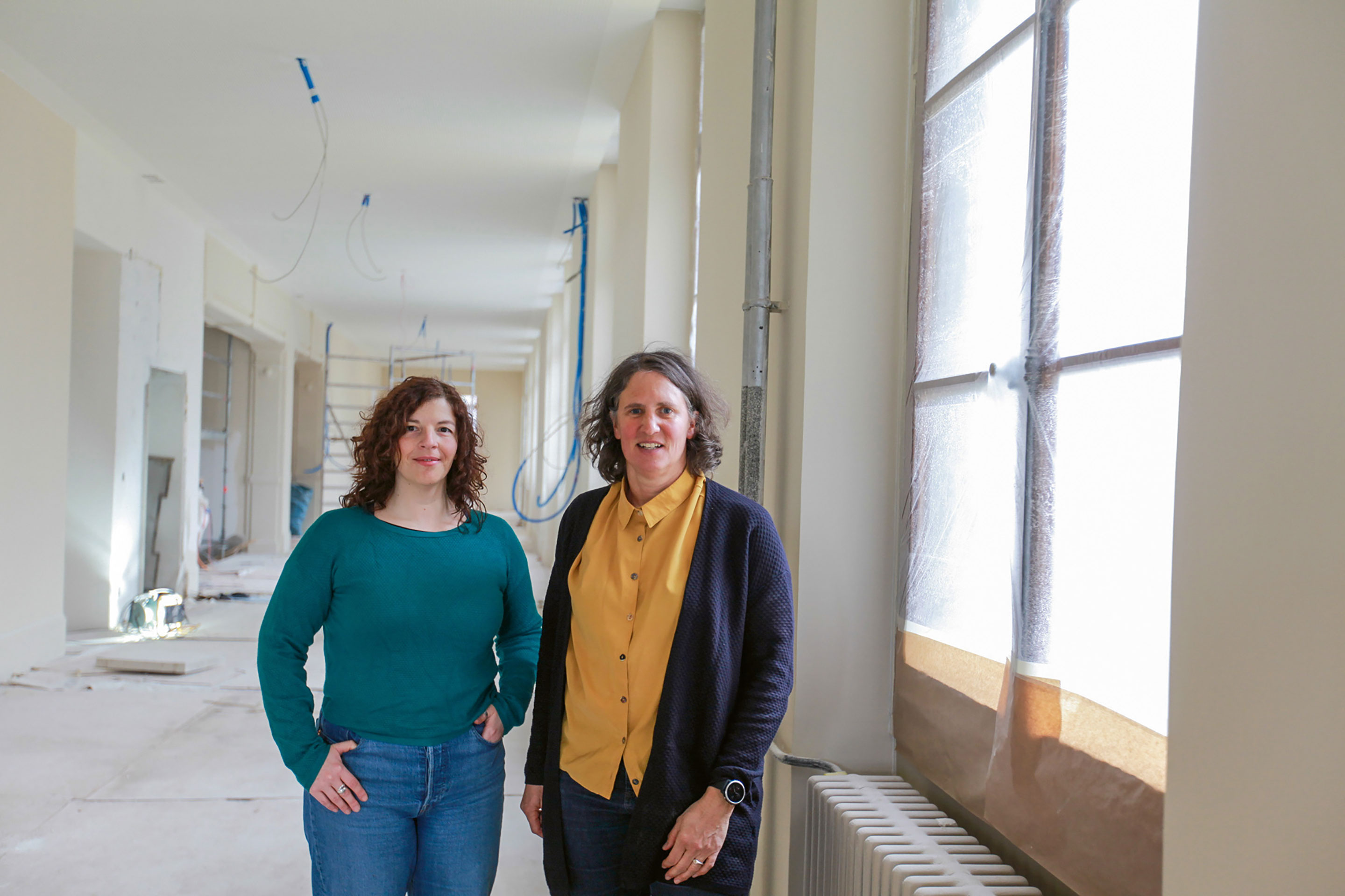 Olalla López Cabaleiro (links) und Lene Heller haben sich auf Bauleitung spezialisiert. Sie fordern einen neuen Umgang mit und auf der Baustelle.