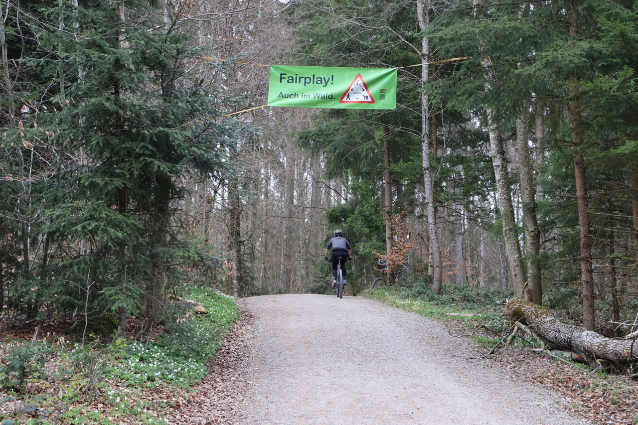 Der Wald hat viele Nutzungen – ein Plakat am Pfannenstiel ruft zum «Fair Pay» zwischen den verschiedenen Gruppen auf.