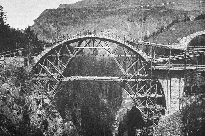 Lehrgerüst der Hauptöffnung der  Solisbrücke, Schliessung des ersten Gewölberings, «Die neuen Linien der Rhätischen Bahn: die gewölbten Brücken der Albulabahn», Schweizerische Bauzeitung (Bd. 43) 3/1904.
