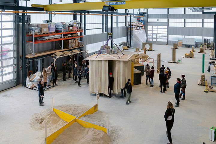 Séminaire Redécouvrir la terre. L’ancienne halle de stockage de bluefactory à Fribourg permet d’accueillir des expérimentations à l’échelle 1:1.