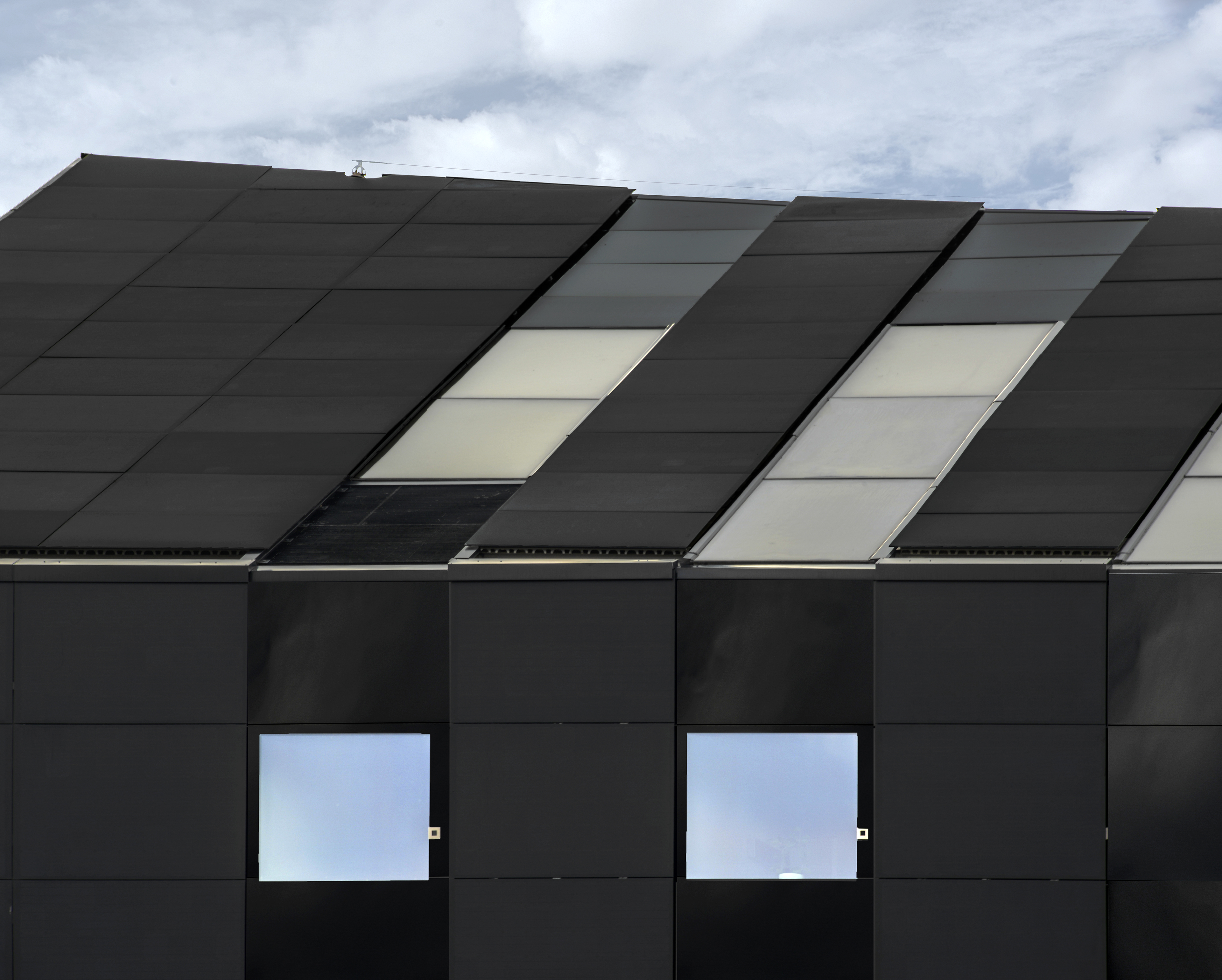 deltaROSSO, edificio residenziale locativo, Vacallo (falda con impianti fotovoltaico e solare termico integrati)