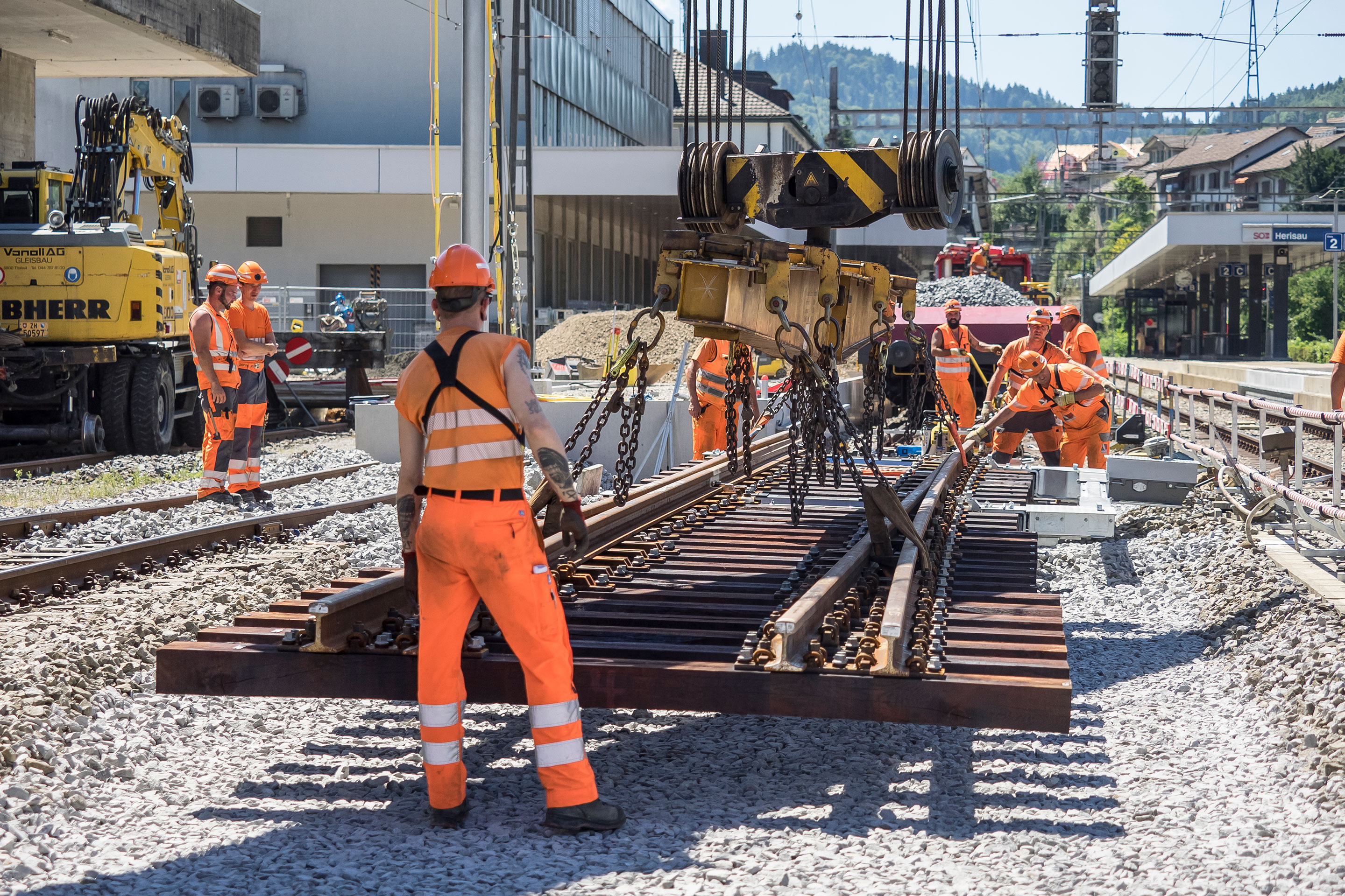 Die SOB strebt partnerschaftliches Arbeiten nicht nur auf der Baustelle (hier Umbau Bahnhof Herisau), sondern auch in der Projektabwicklung an.