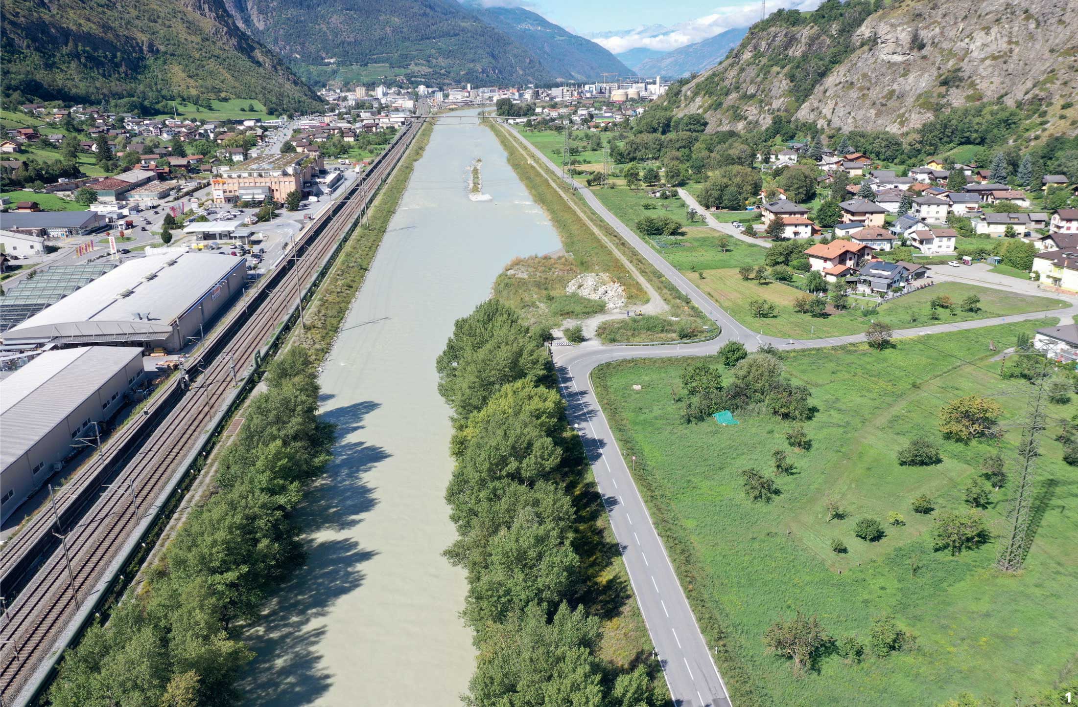 1. À l’est de Viège, entre Brigerbad et Lalden, le lit du Rhône a été élargi. En rive droite, on voit nettement le décrochement, entre l’ancienne digue – encore végétalisée – et la nouvelle, lié aux travaux d’élargissement du fleuve. Le double coude de la route matérialise clairement sa nouvelle emprise sur le territoire.