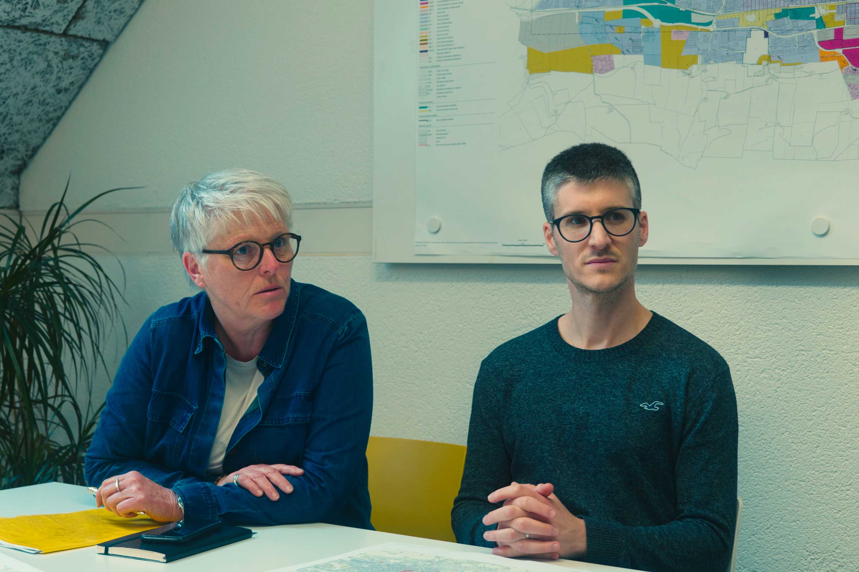 Anne-Véronique Robert et Yoan Vuillemez dans les locaux du Service de l’urba­nisme, des mobilités et de l’environnement à La Chaux-de-Fonds.