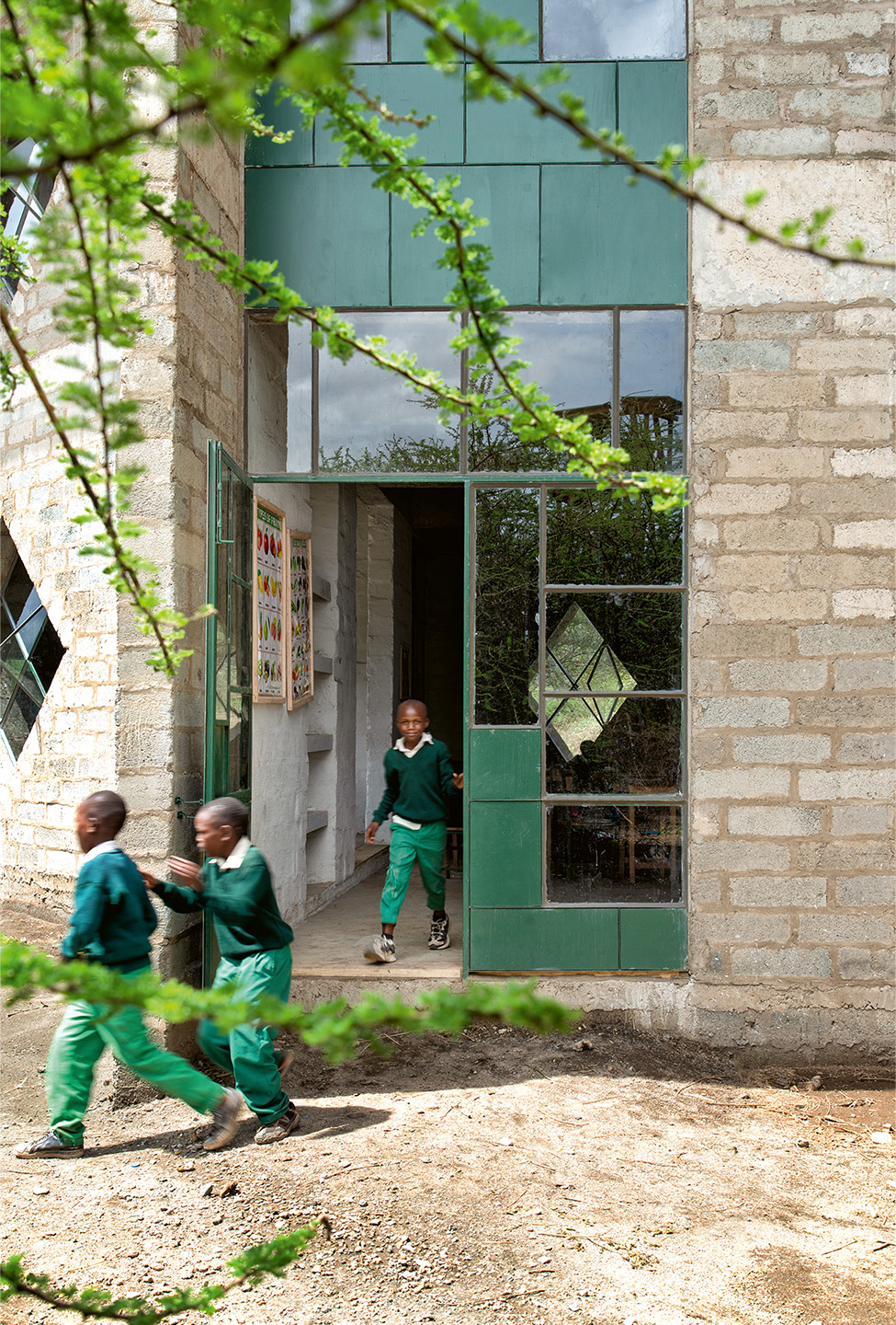 Die feinen und für Afrika typischen Metallprofile der Fensterrahmen  wurden vor Ort zusammengeschweisst.